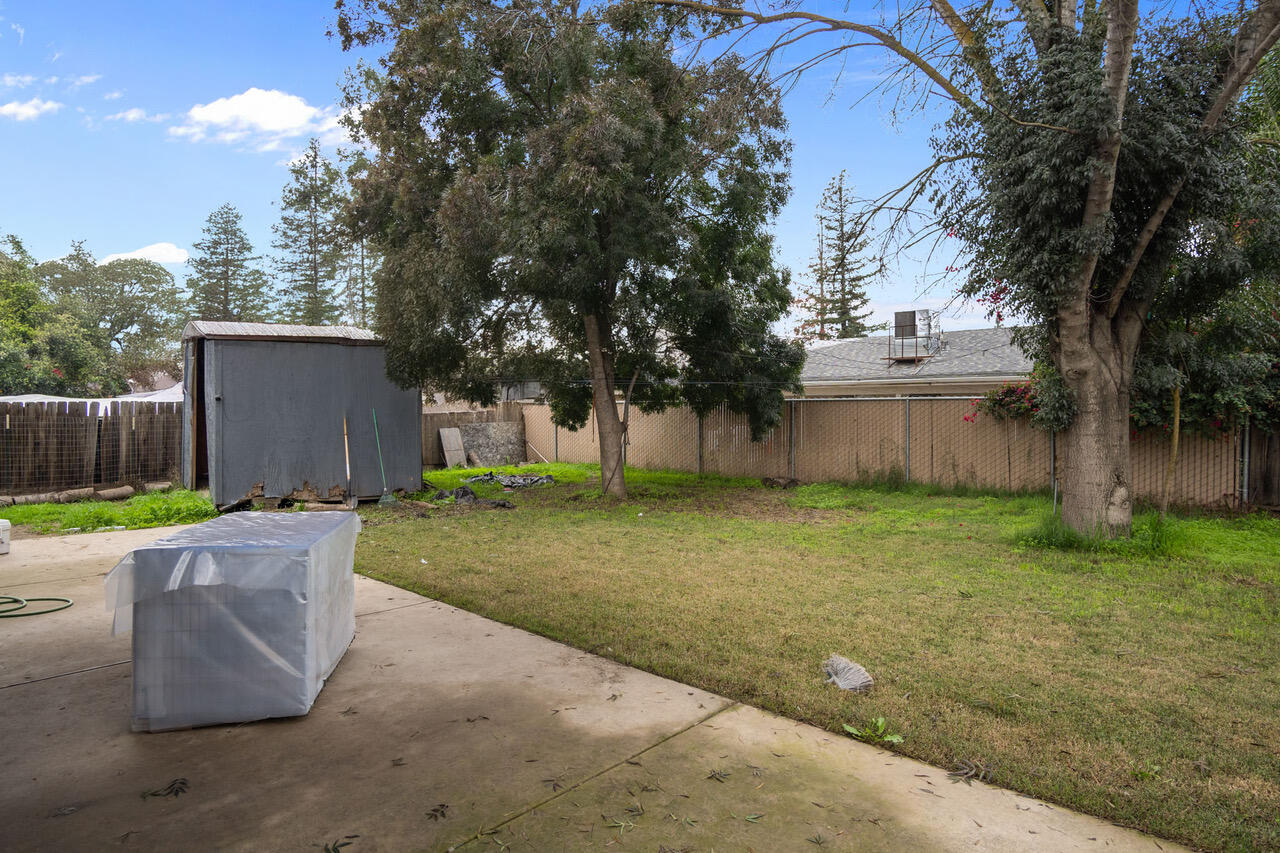 1967 N Ventura Ave, Farmersville, CA 93223