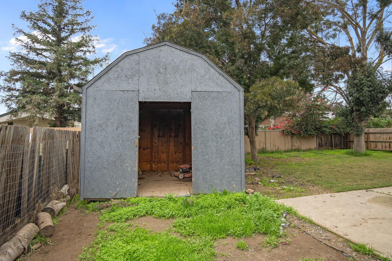 1967 N Ventura Ave, Farmersville, CA 93223