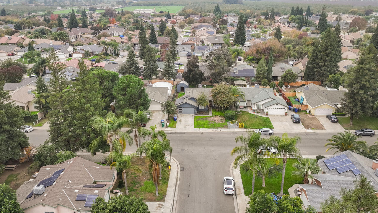 1967 N Ventura Ave, Farmersville, CA 93223