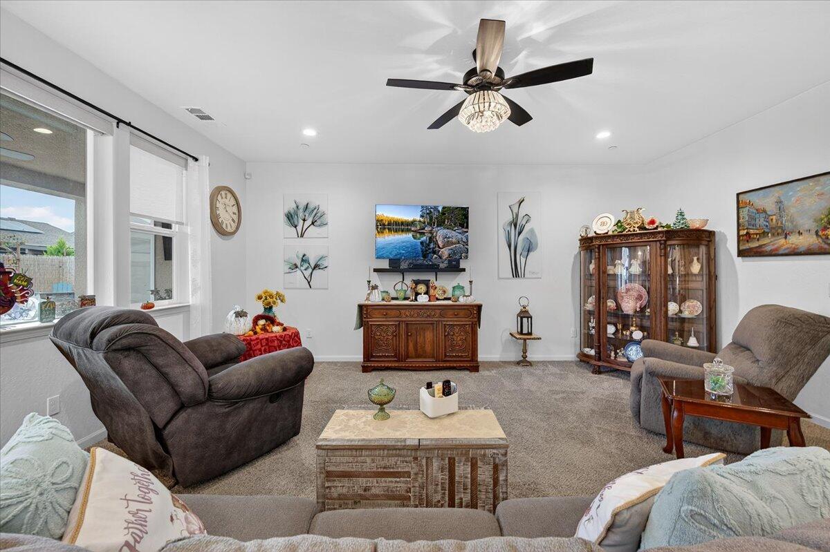 2241 E Monte Verde Ct, Visalia, CA 93292