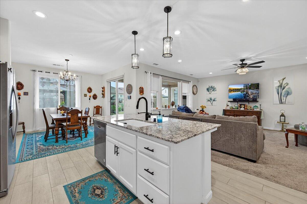 2241 E Monte Verde Ct, Visalia, CA 93292