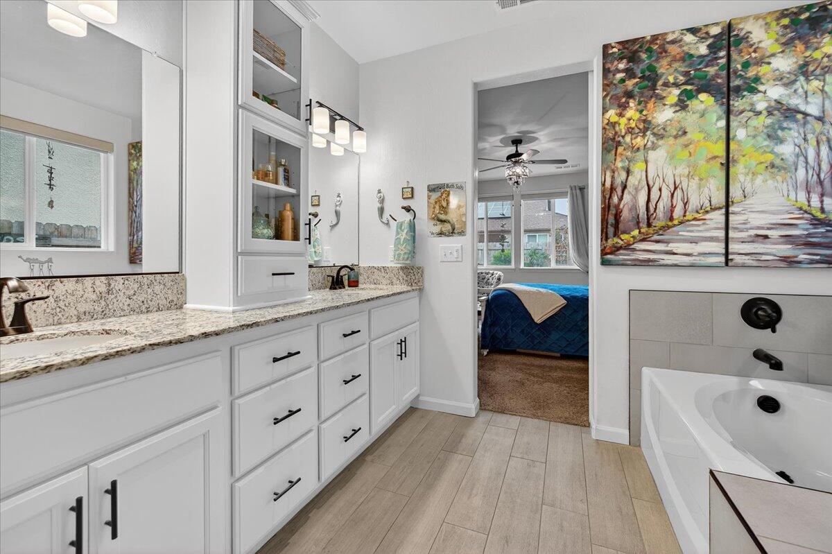 2241 E Monte Verde Ct, Visalia, CA 93292