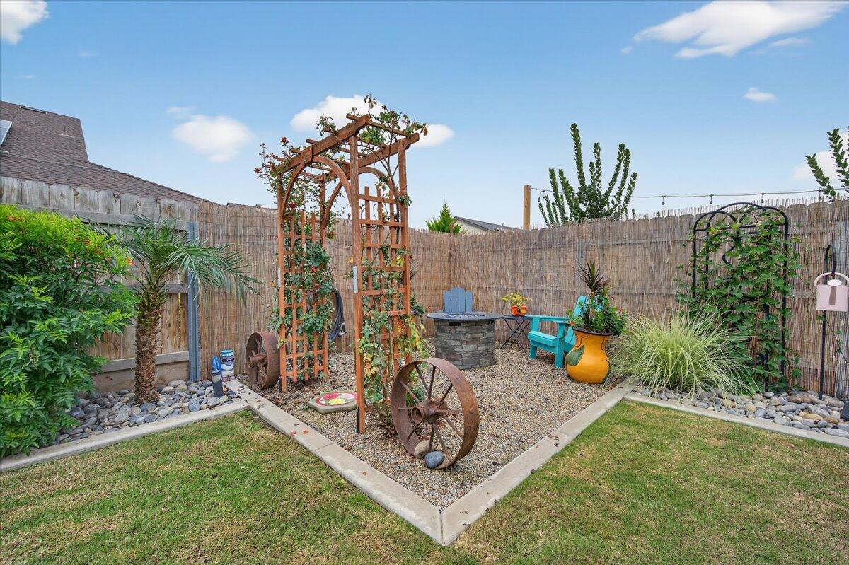 2241 E Monte Verde Ct, Visalia, CA 93292