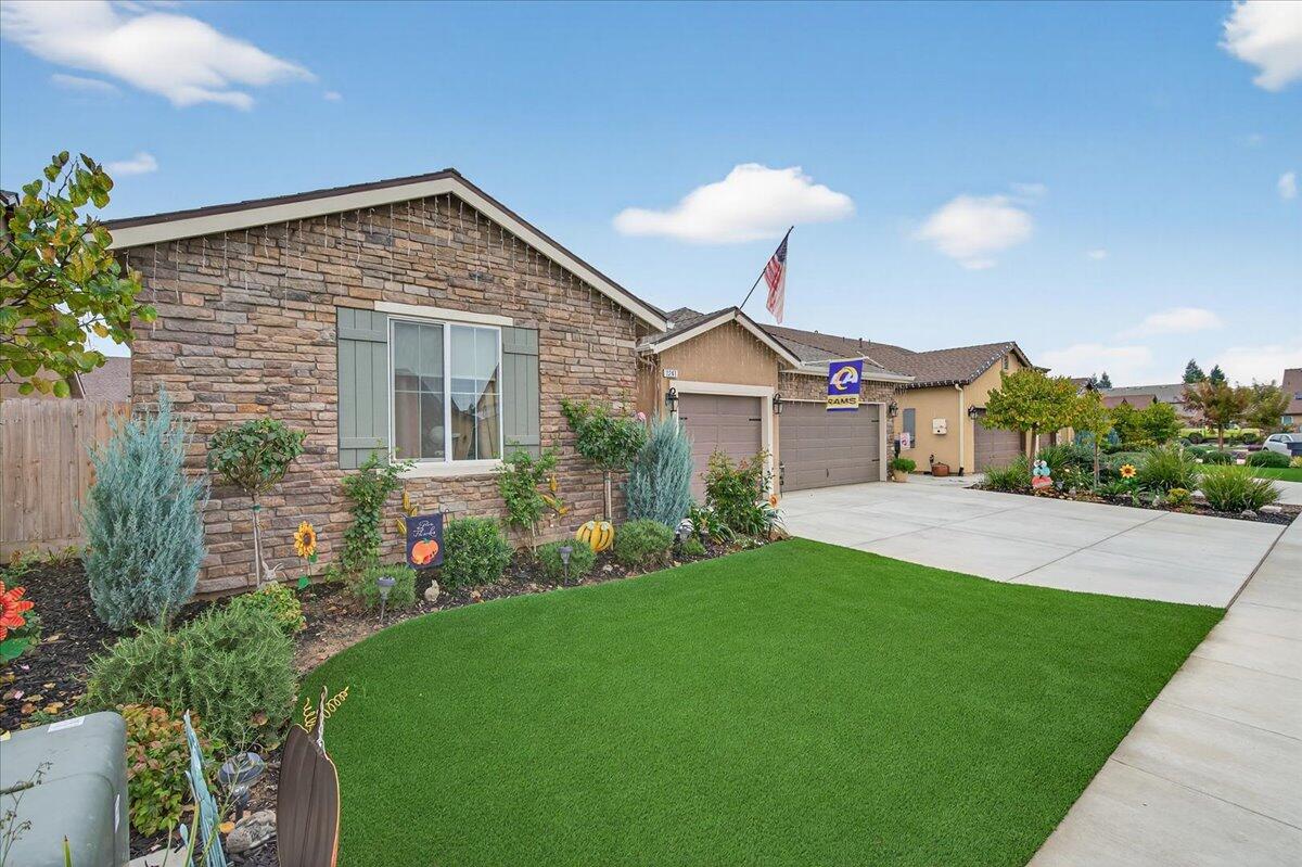 2241 E Monte Verde Ct, Visalia, CA 93292