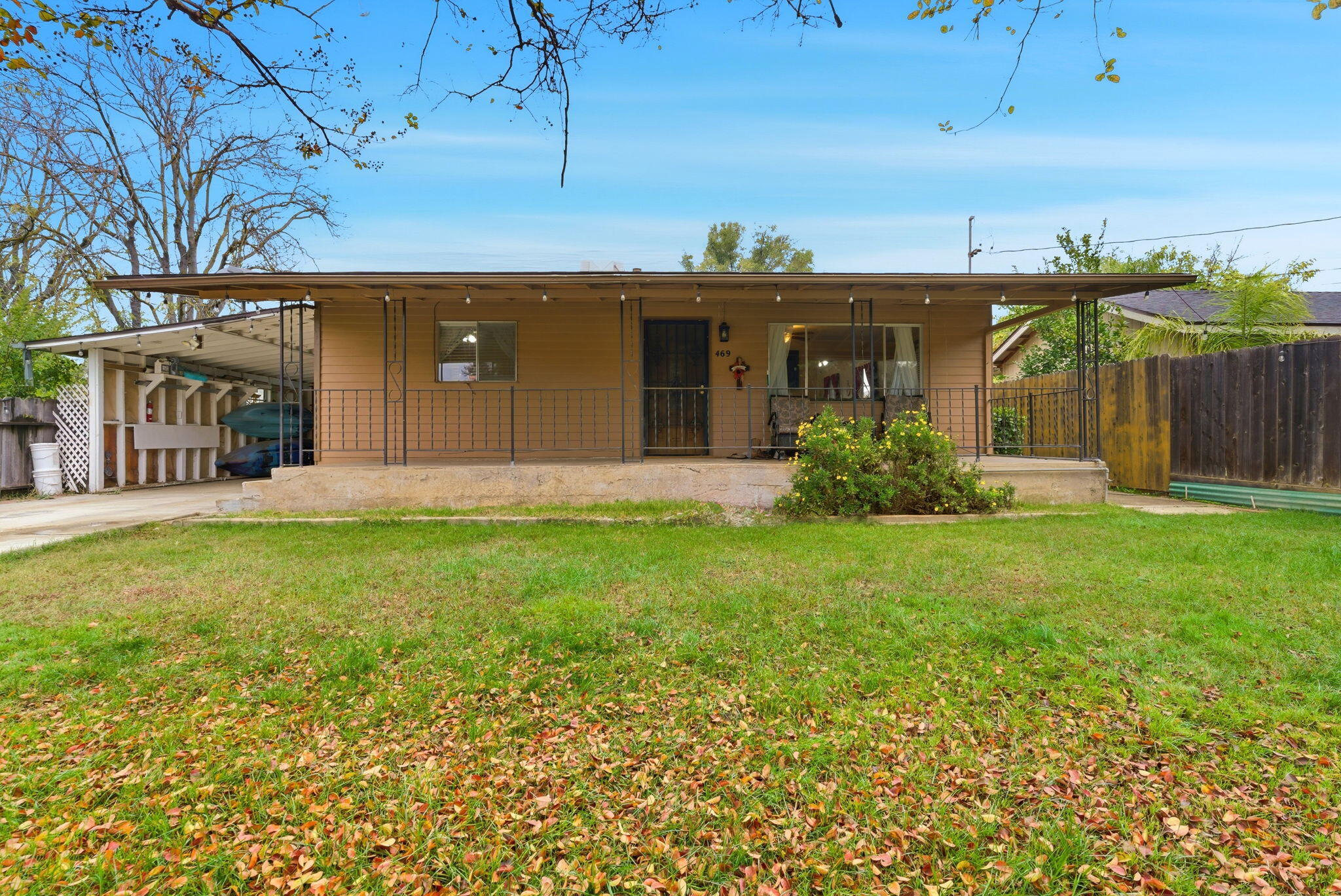 469 Pomegranate St, Woodlake, CA 93286