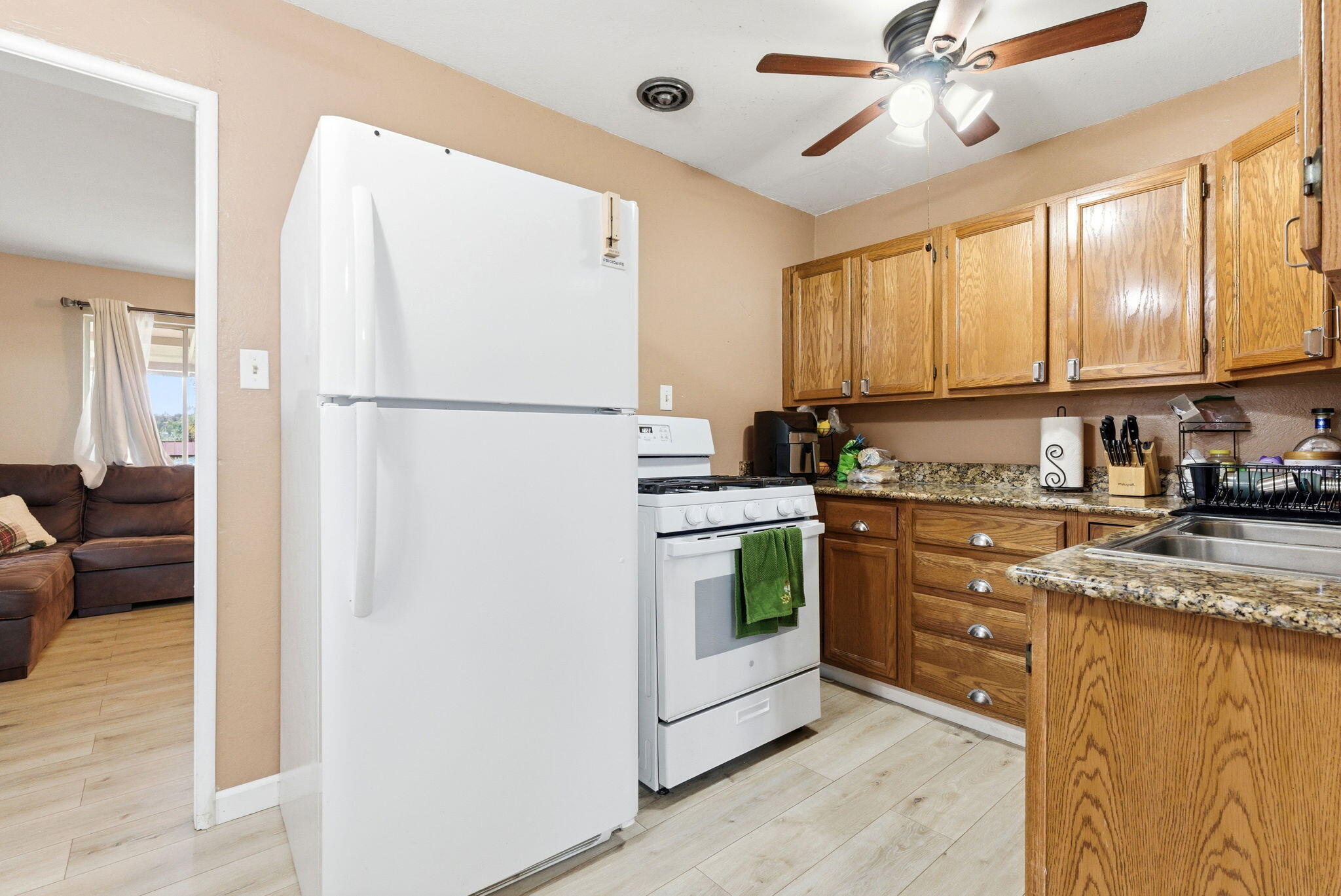 469 Pomegranate St, Woodlake, CA 93286