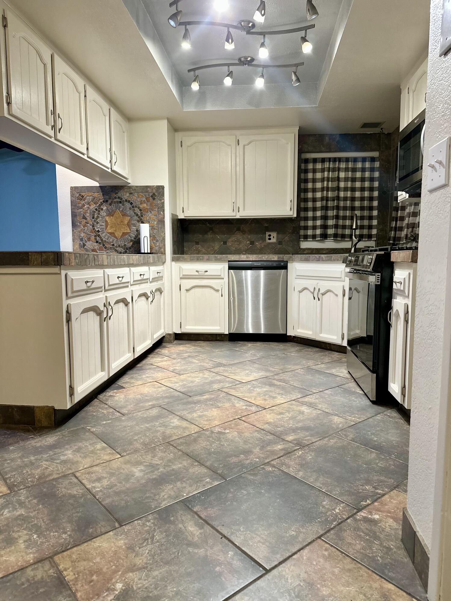 2312 S Divisadero St, Visalia, CA 93277