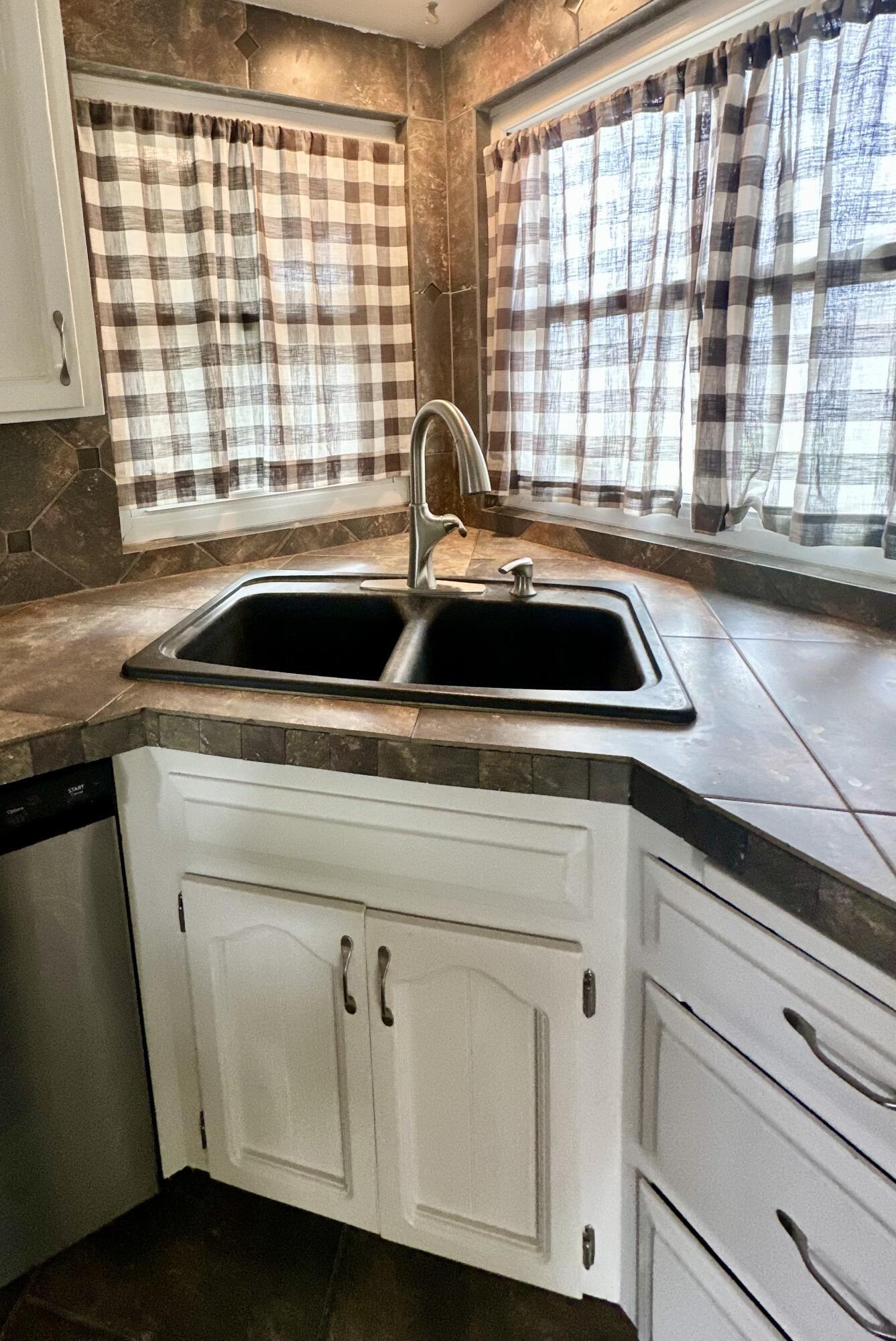 2312 S Divisadero St, Visalia, CA 93277