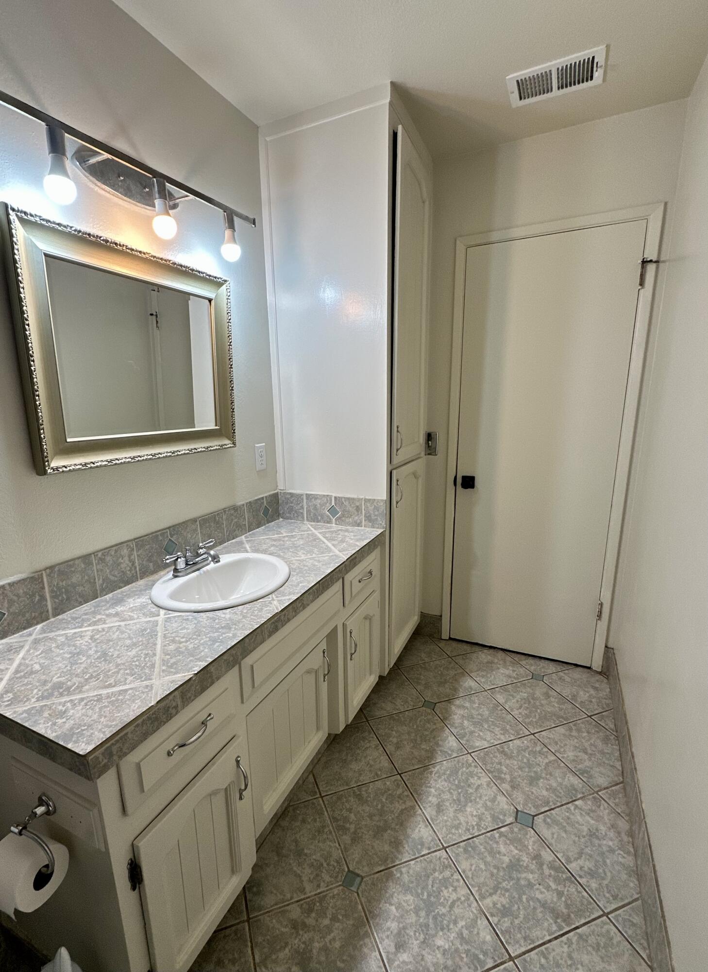 2312 S Divisadero St, Visalia, CA 93277