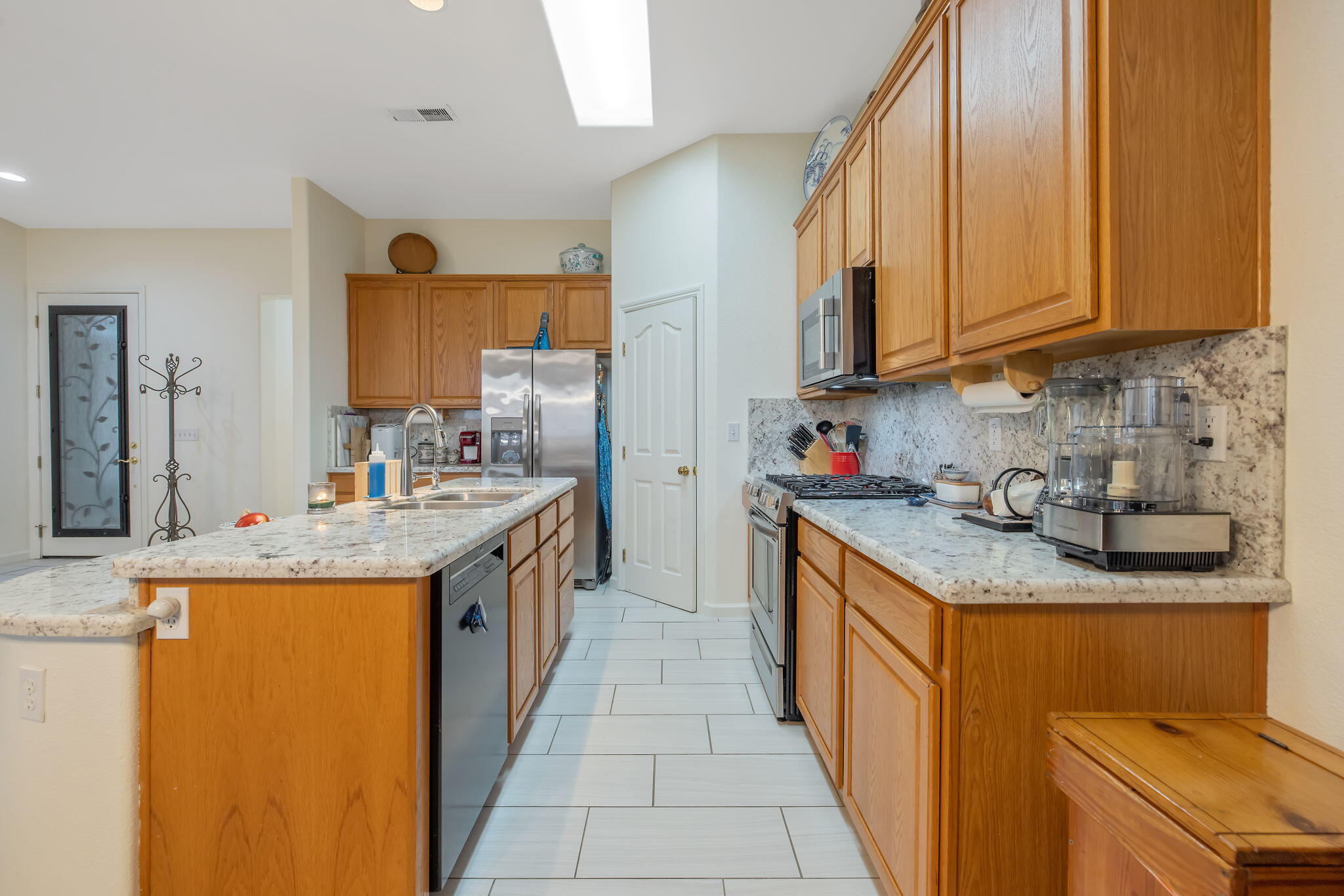 714 N Magna Carta Ave, Hanford, CA 93230