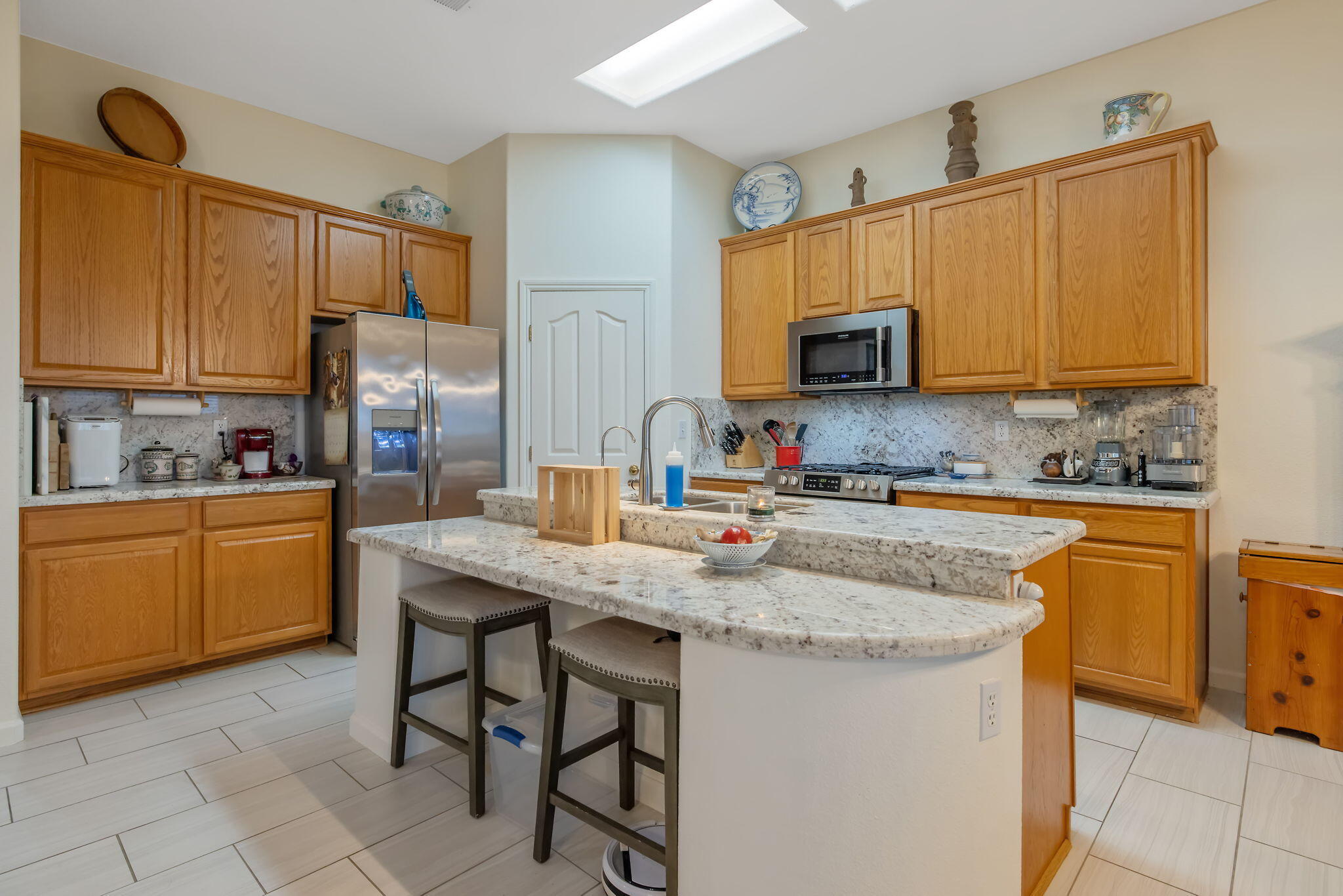 714 N Magna Carta Ave, Hanford, CA 93230