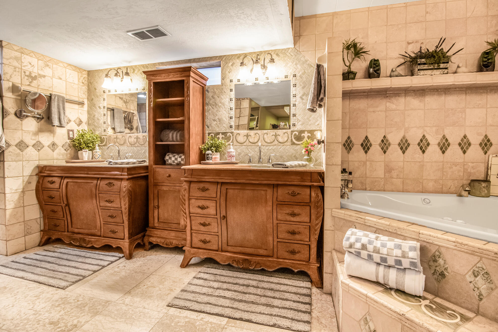 2505 S Ben Maddox Way, Visalia, CA 93292