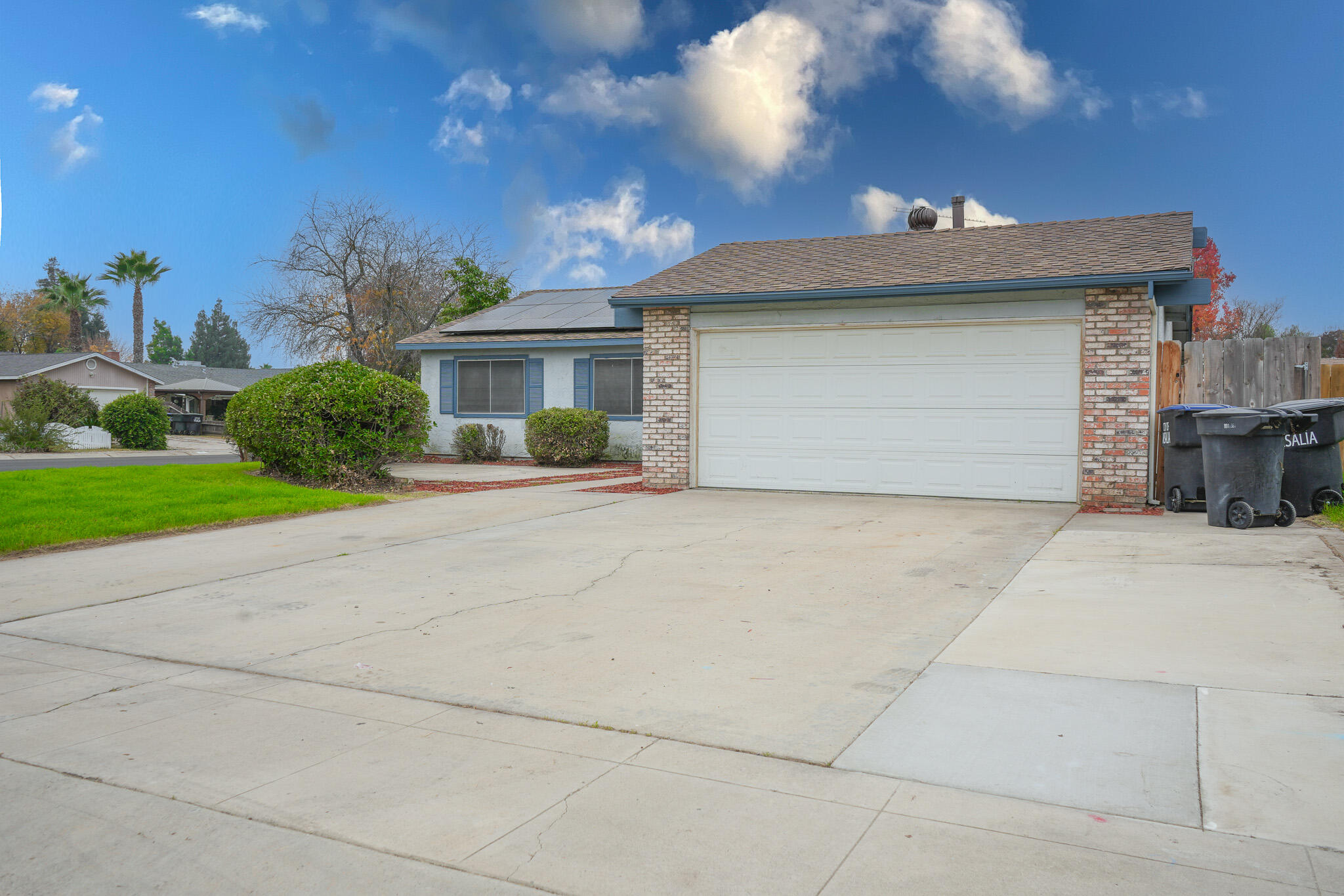 1629 S Rossmoor Ct, Visalia, CA 93277