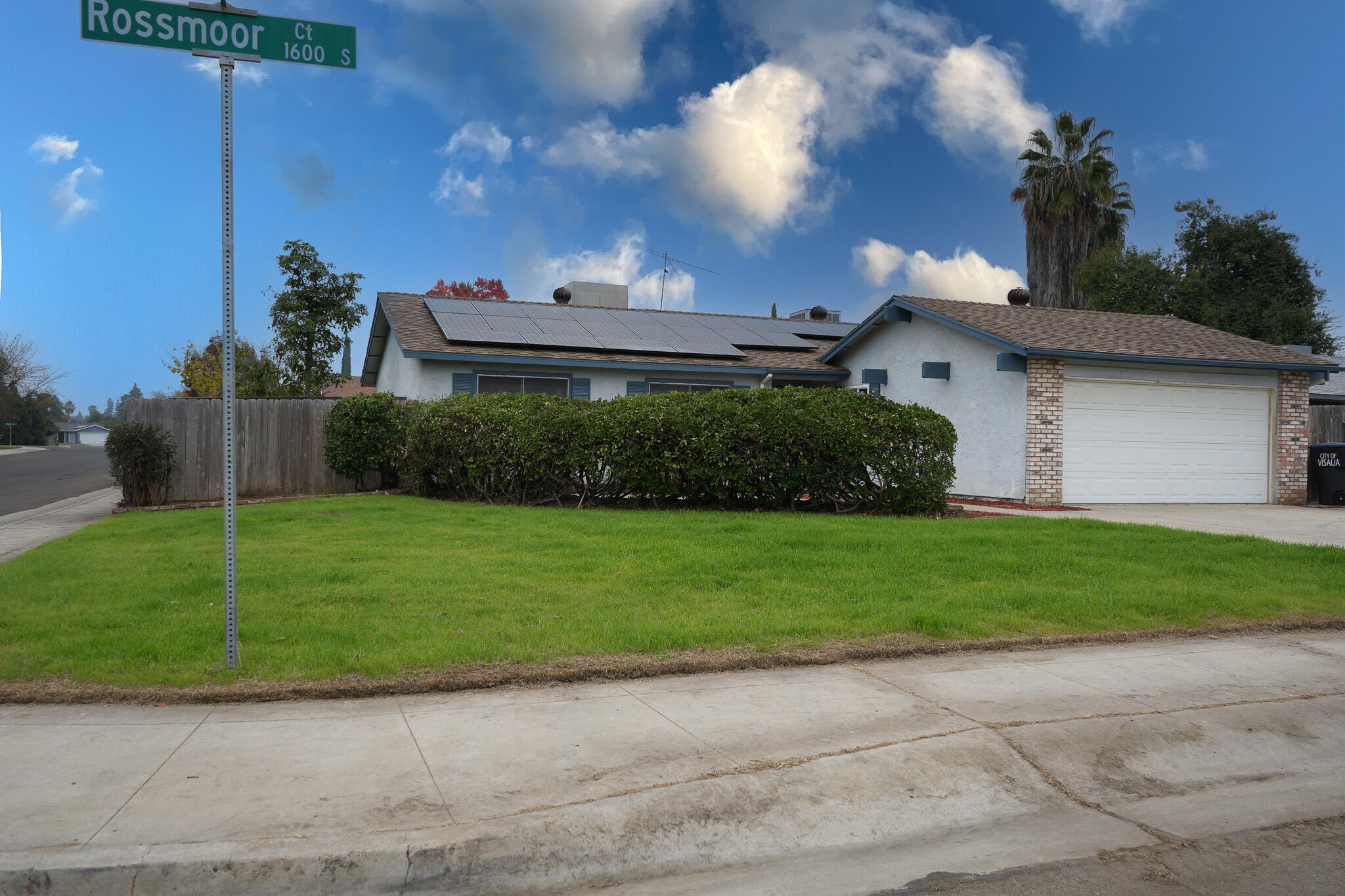 1629 S Rossmoor Ct, Visalia, CA 93277