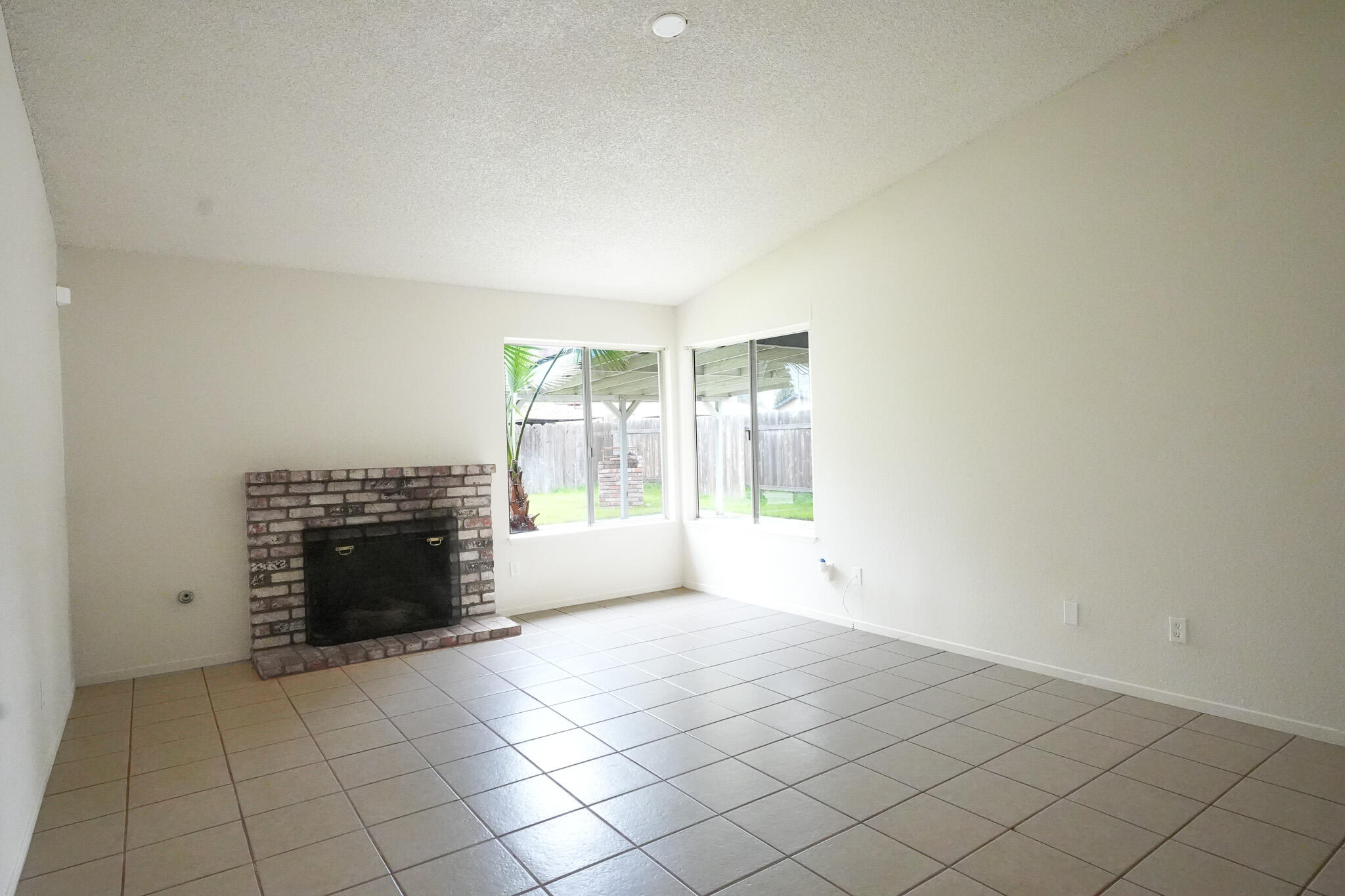 1629 S Rossmoor Ct, Visalia, CA 93277