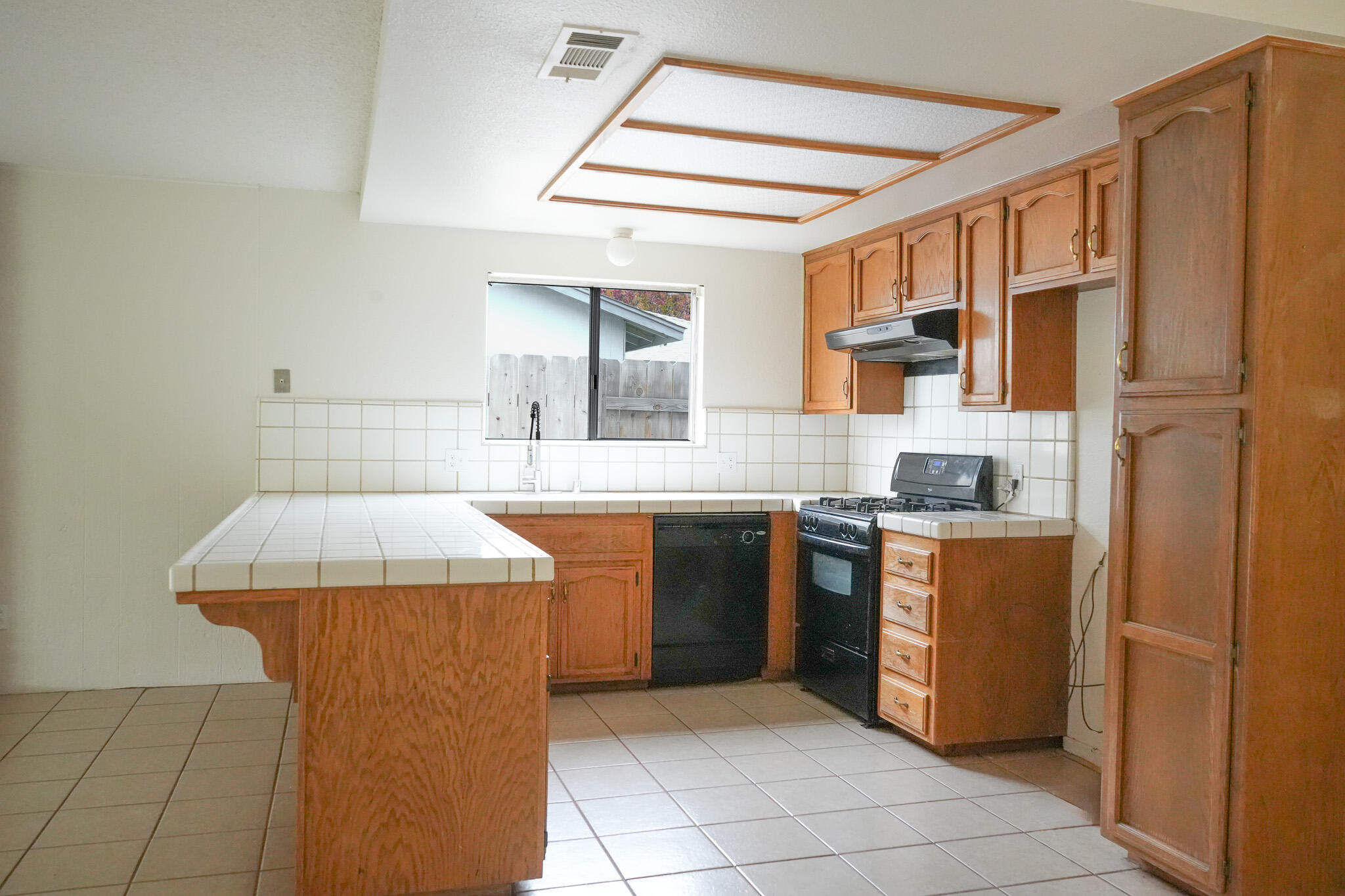 1629 S Rossmoor Ct, Visalia, CA 93277