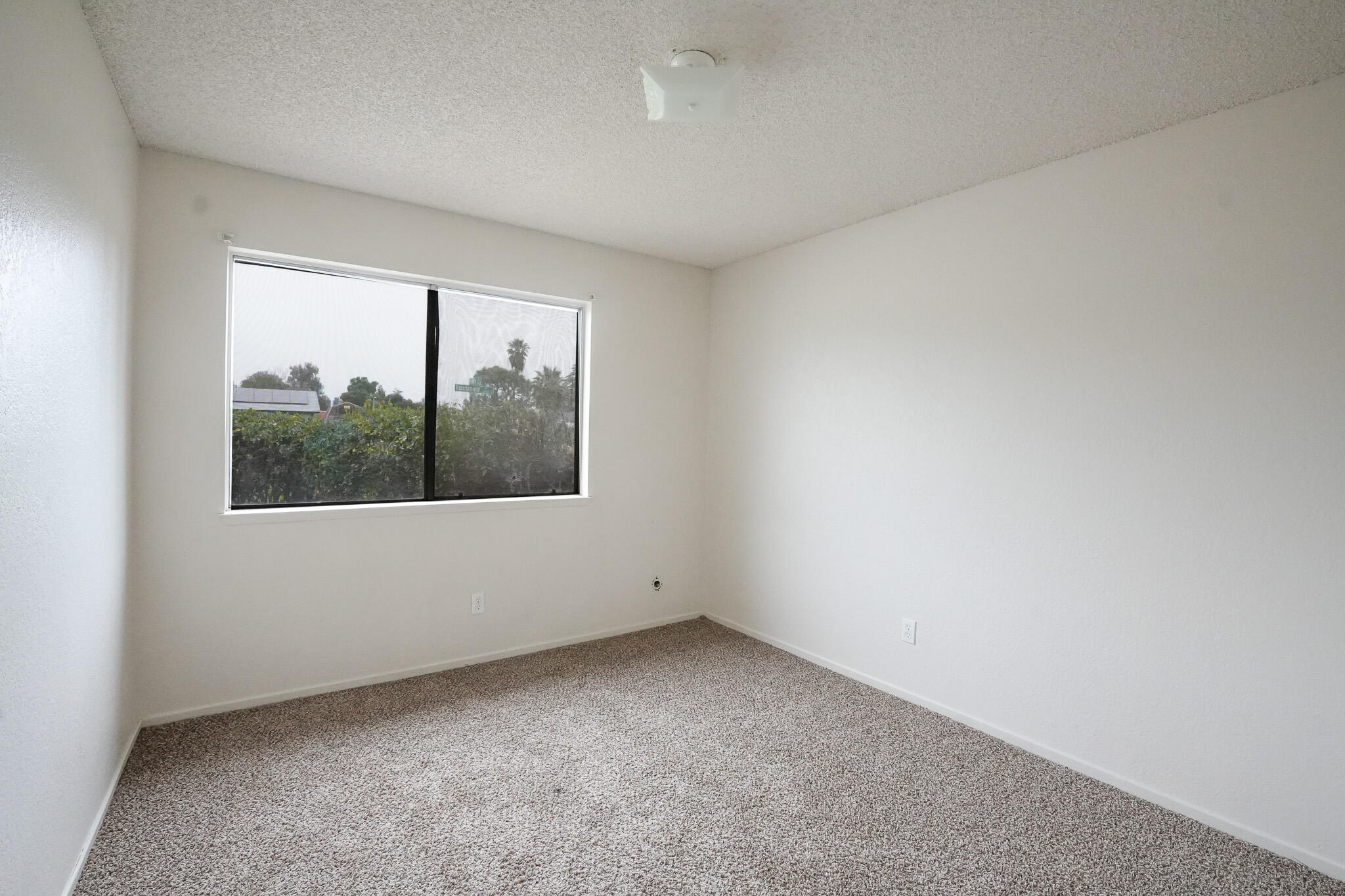 1629 S Rossmoor Ct, Visalia, CA 93277