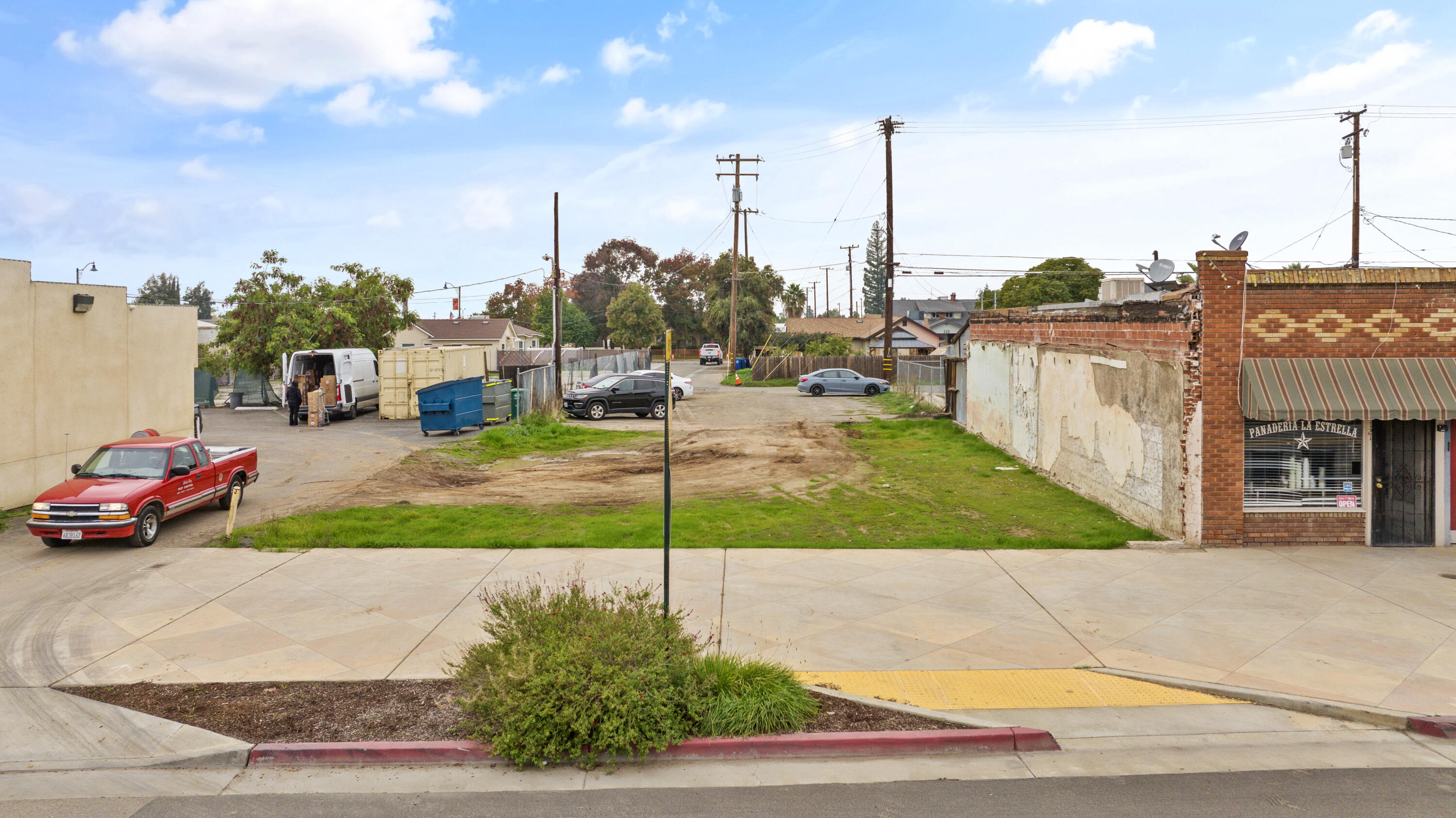 115 N Valencia Blvd, Woodlake, CA 93286