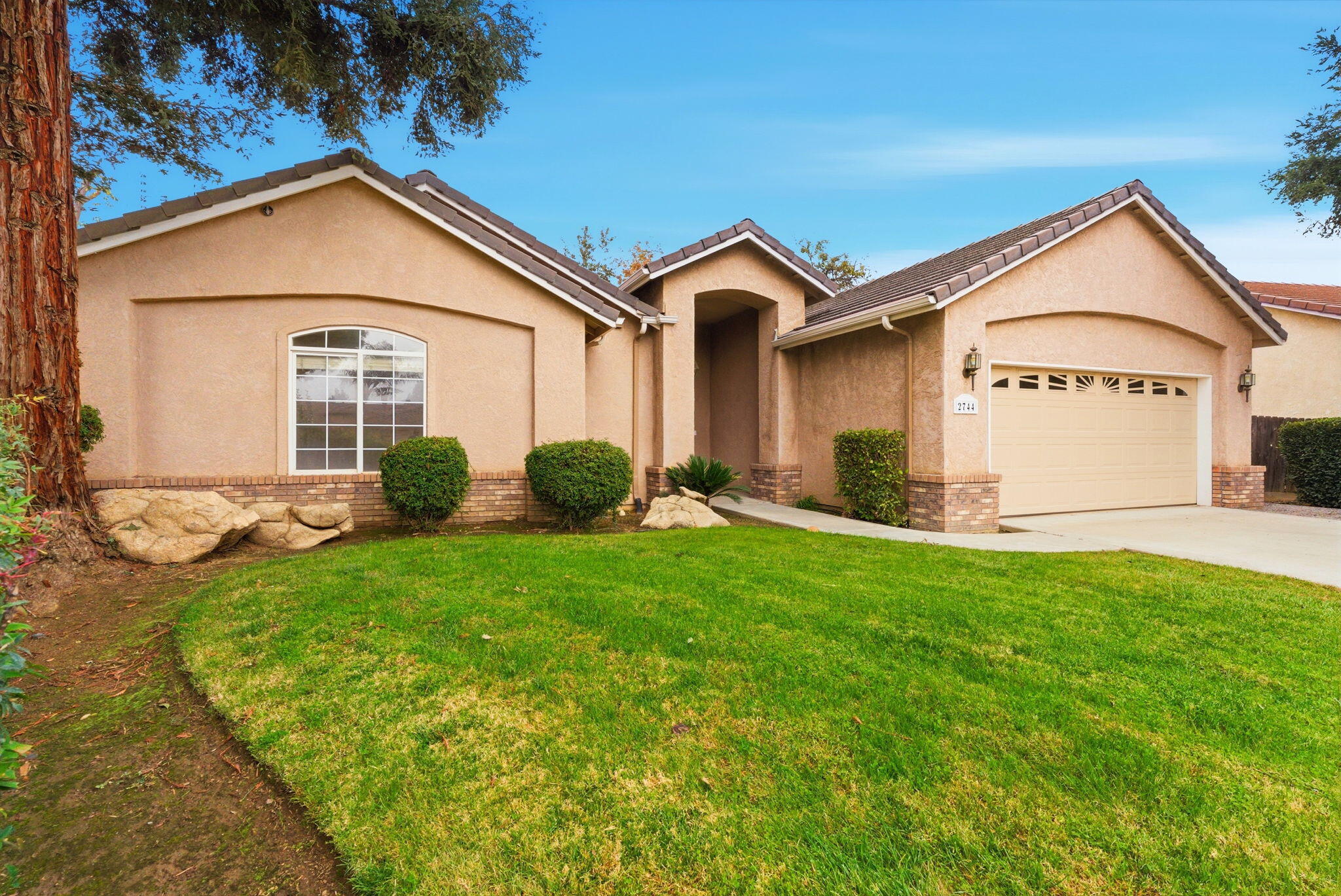 2744 W Ceres Ct, Visalia, CA 93291