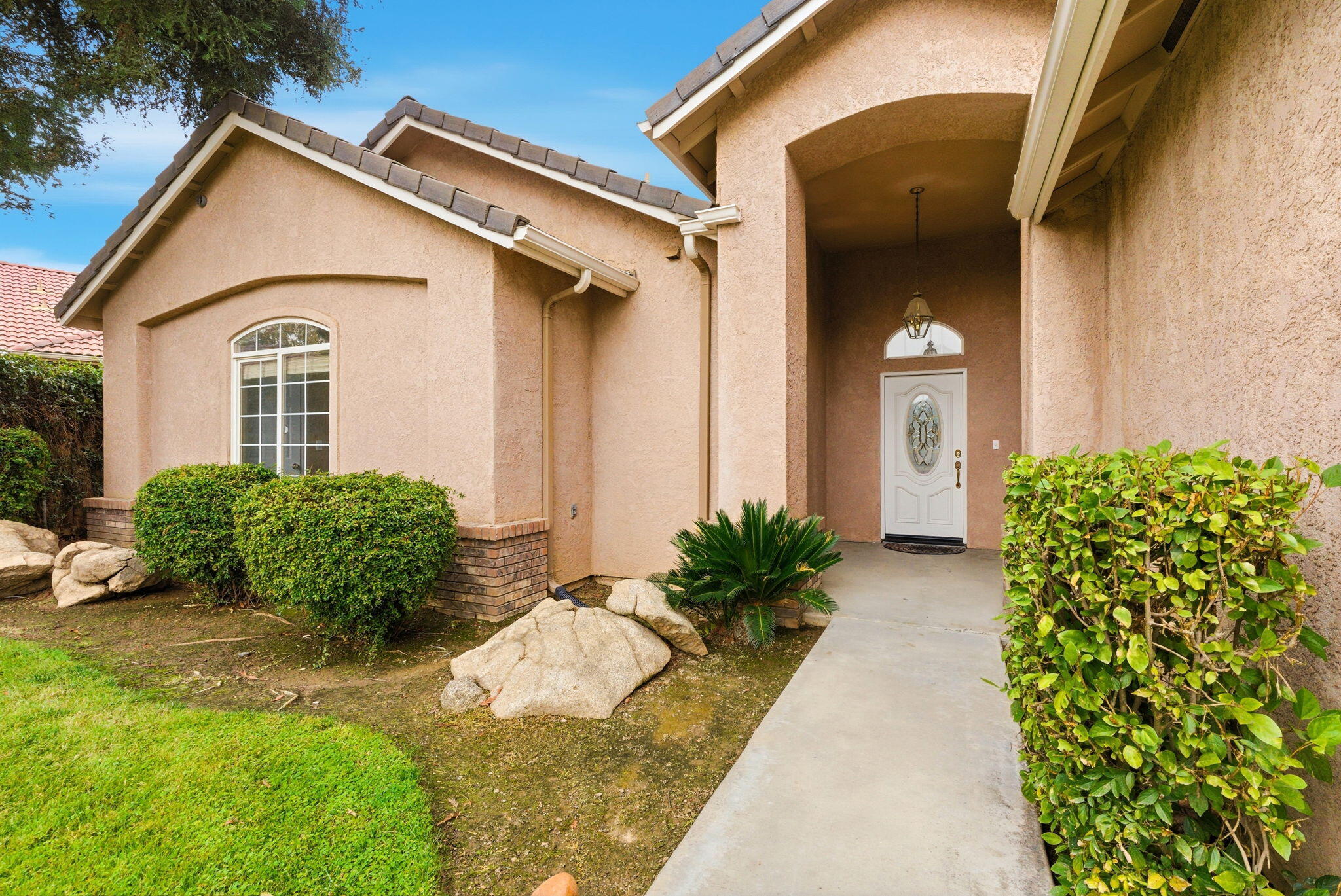 2744 W Ceres Ct, Visalia, CA 93291