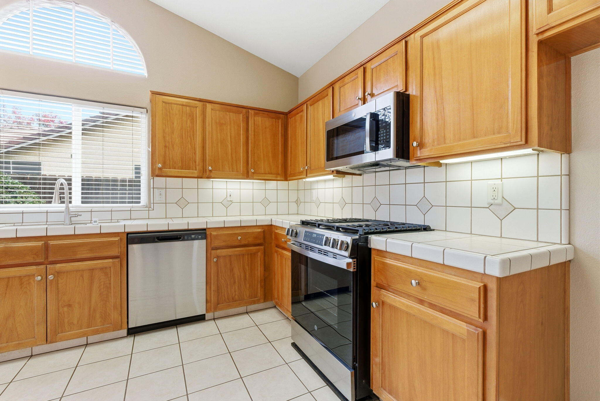 2744 W Ceres Ct, Visalia, CA 93291