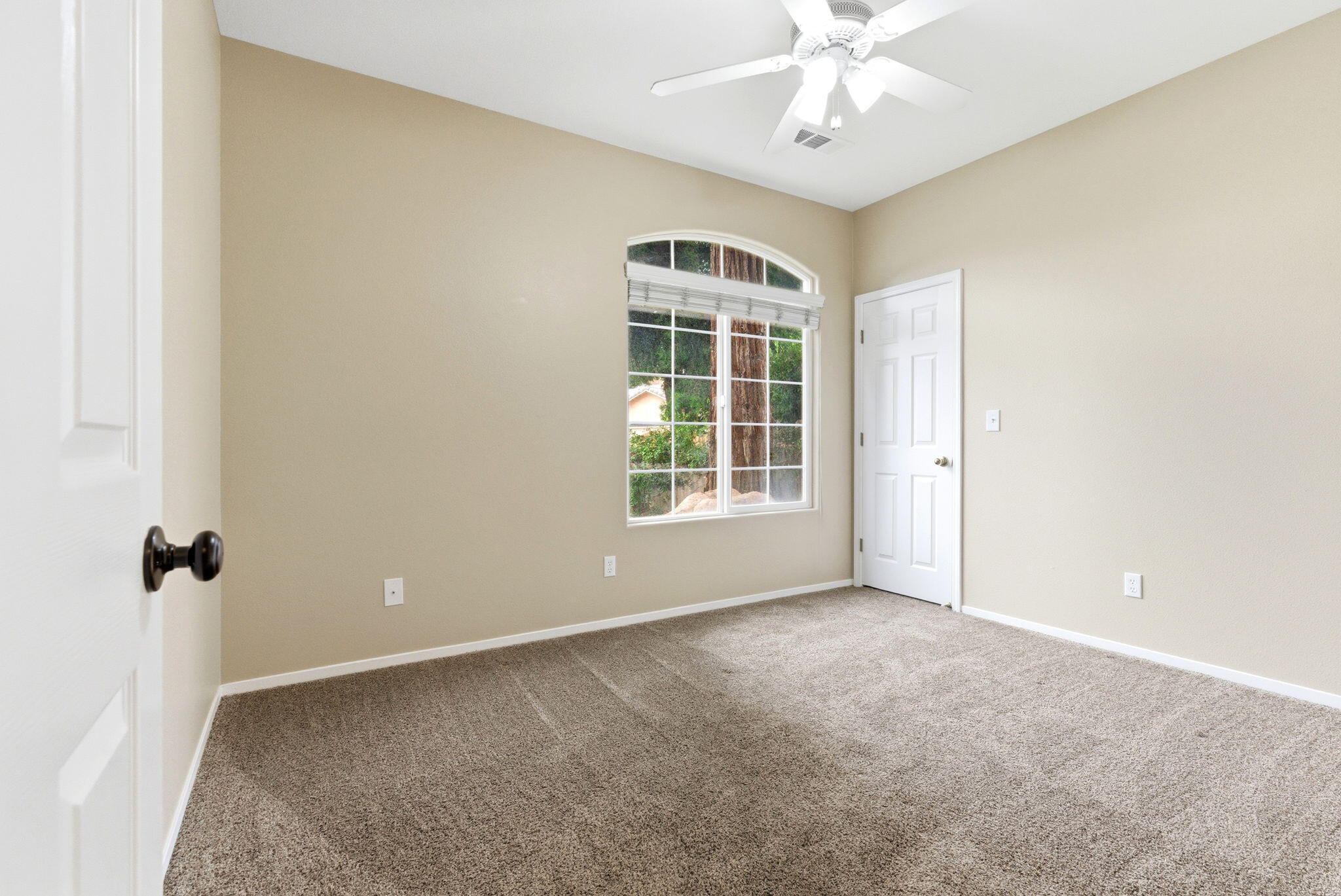 2744 W Ceres Ct, Visalia, CA 93291