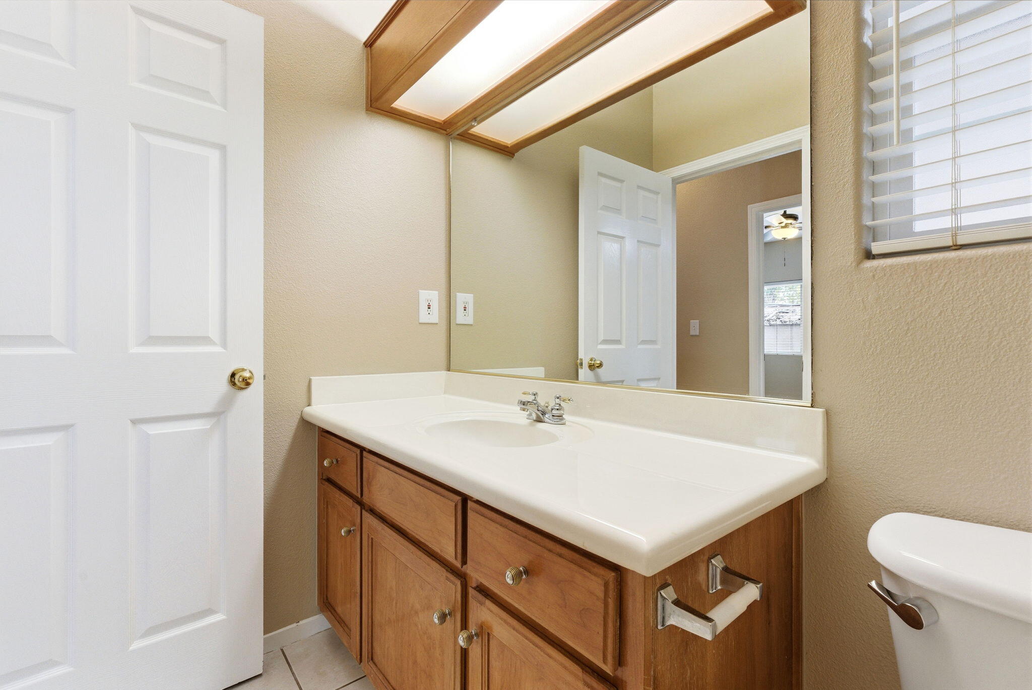 2744 W Ceres Ct, Visalia, CA 93291