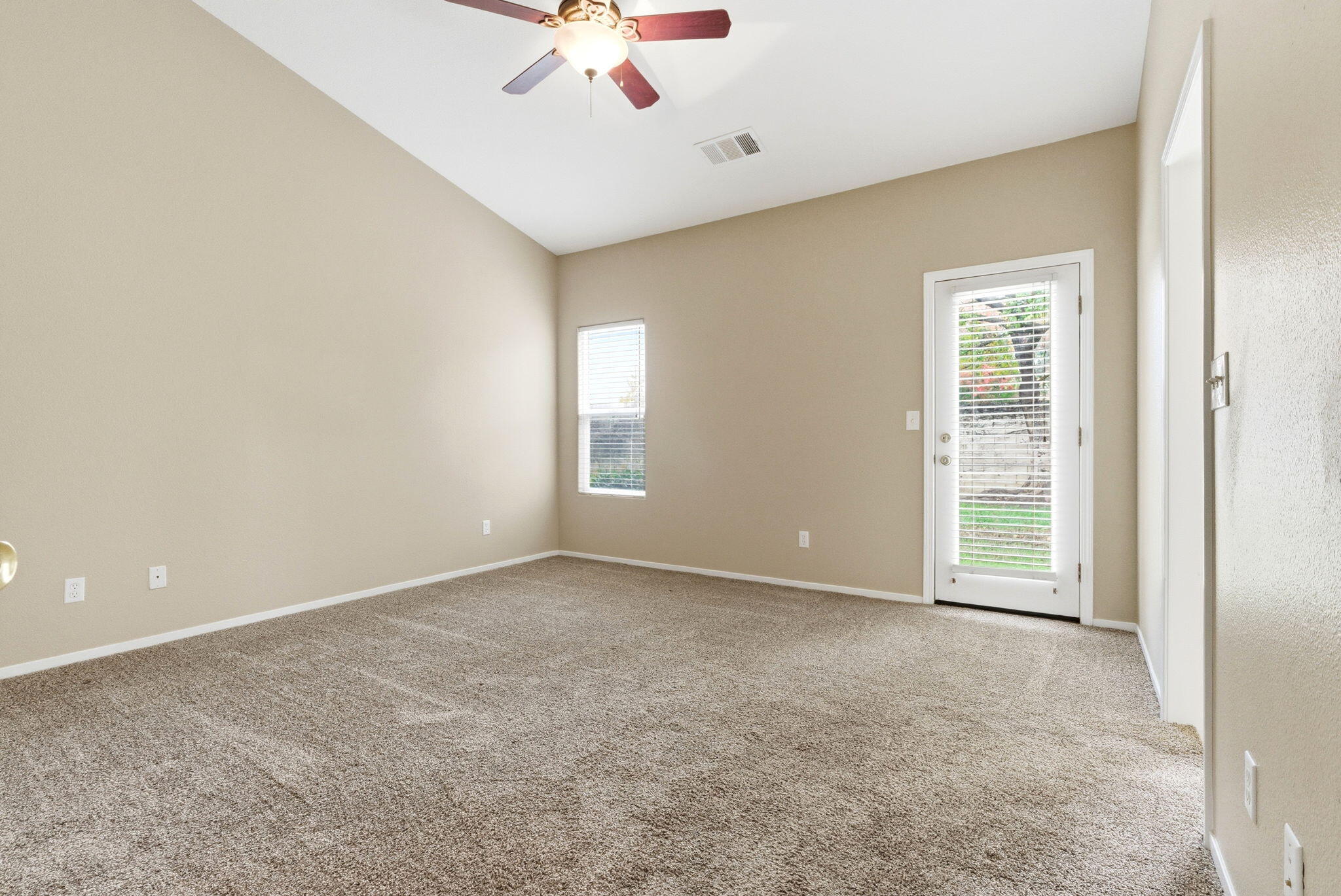 2744 W Ceres Ct, Visalia, CA 93291