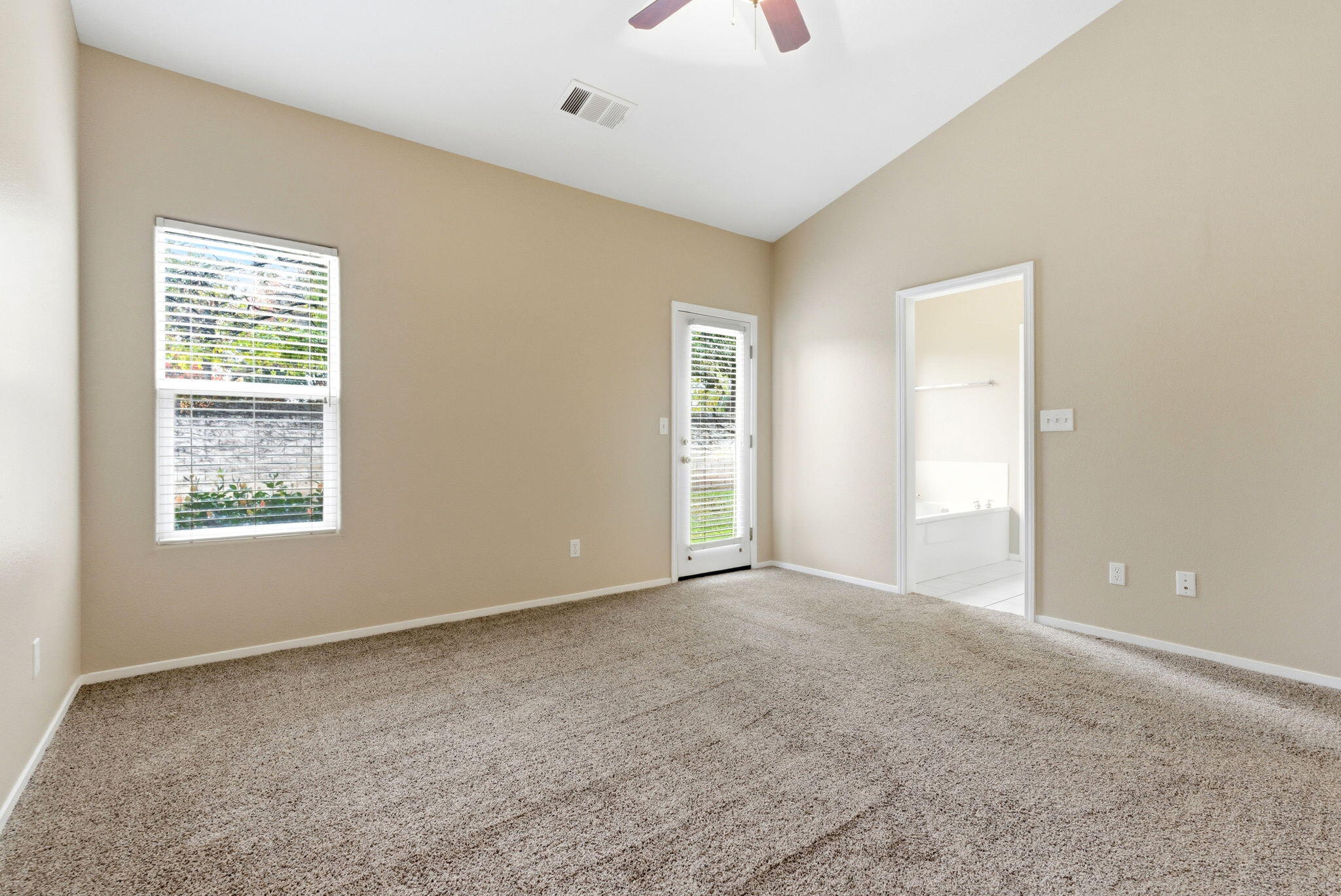 2744 W Ceres Ct, Visalia, CA 93291