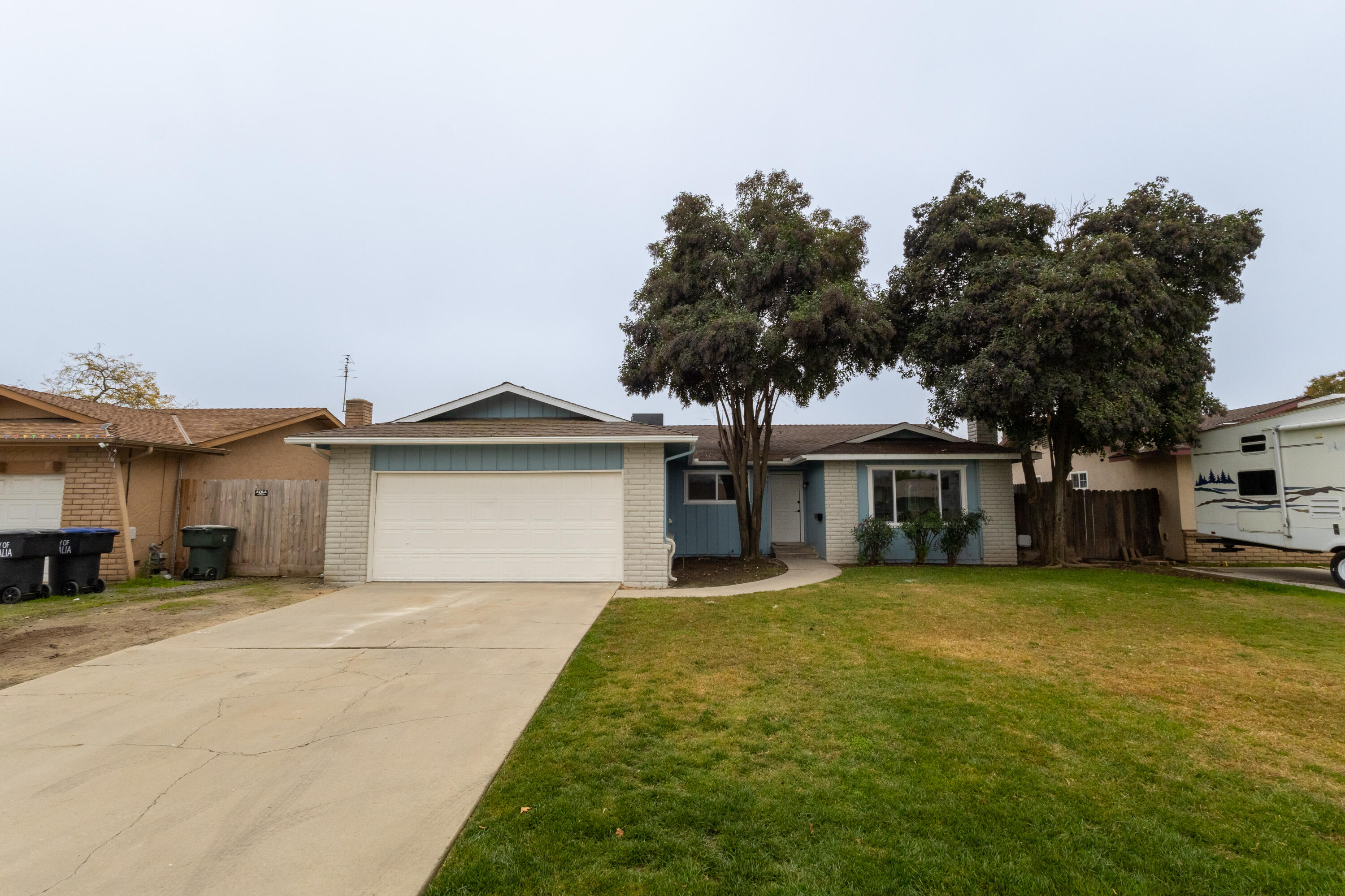2611 W Sunnyside Ct, Visalia, CA 93277