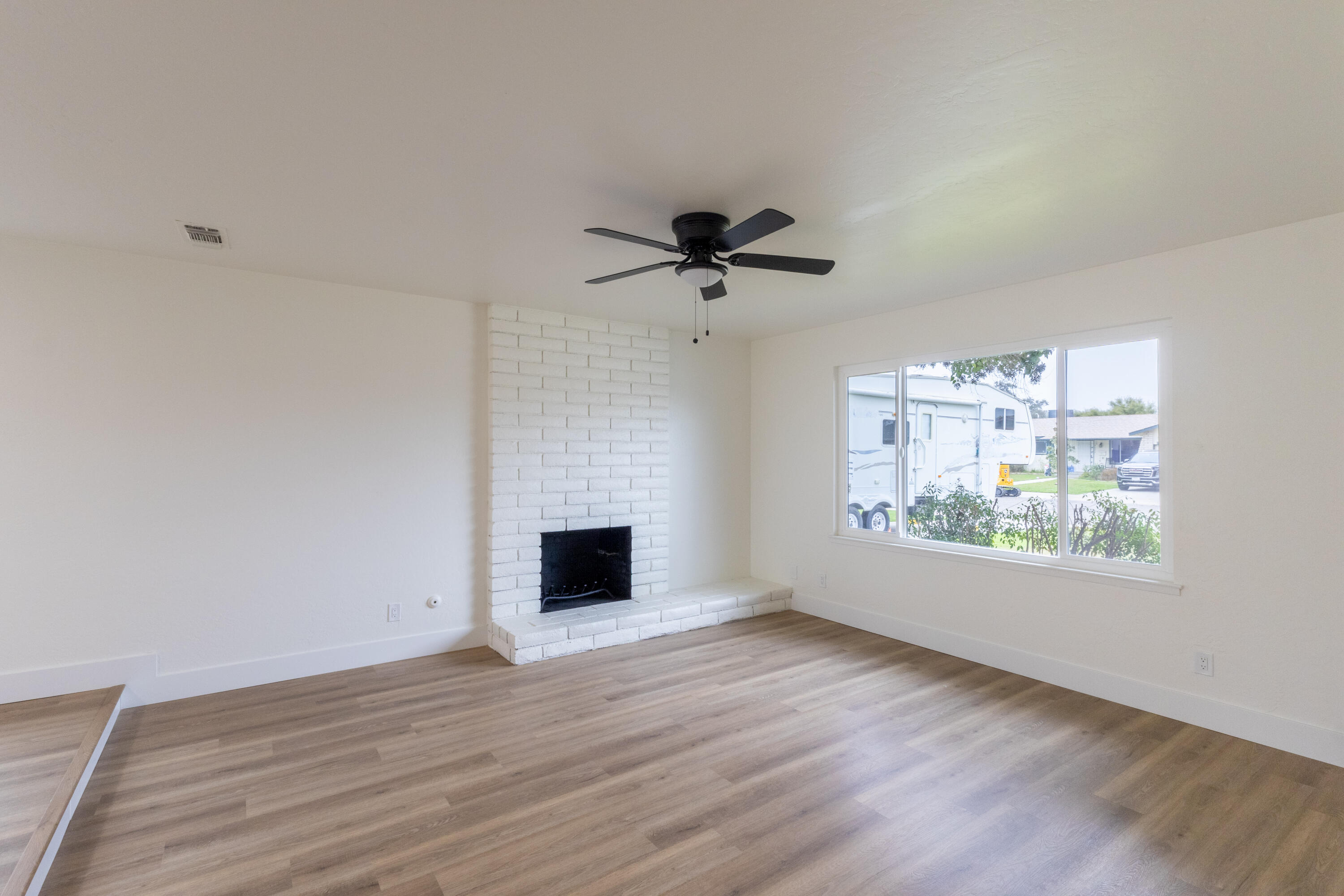 2611 W Sunnyside Ct, Visalia, CA 93277