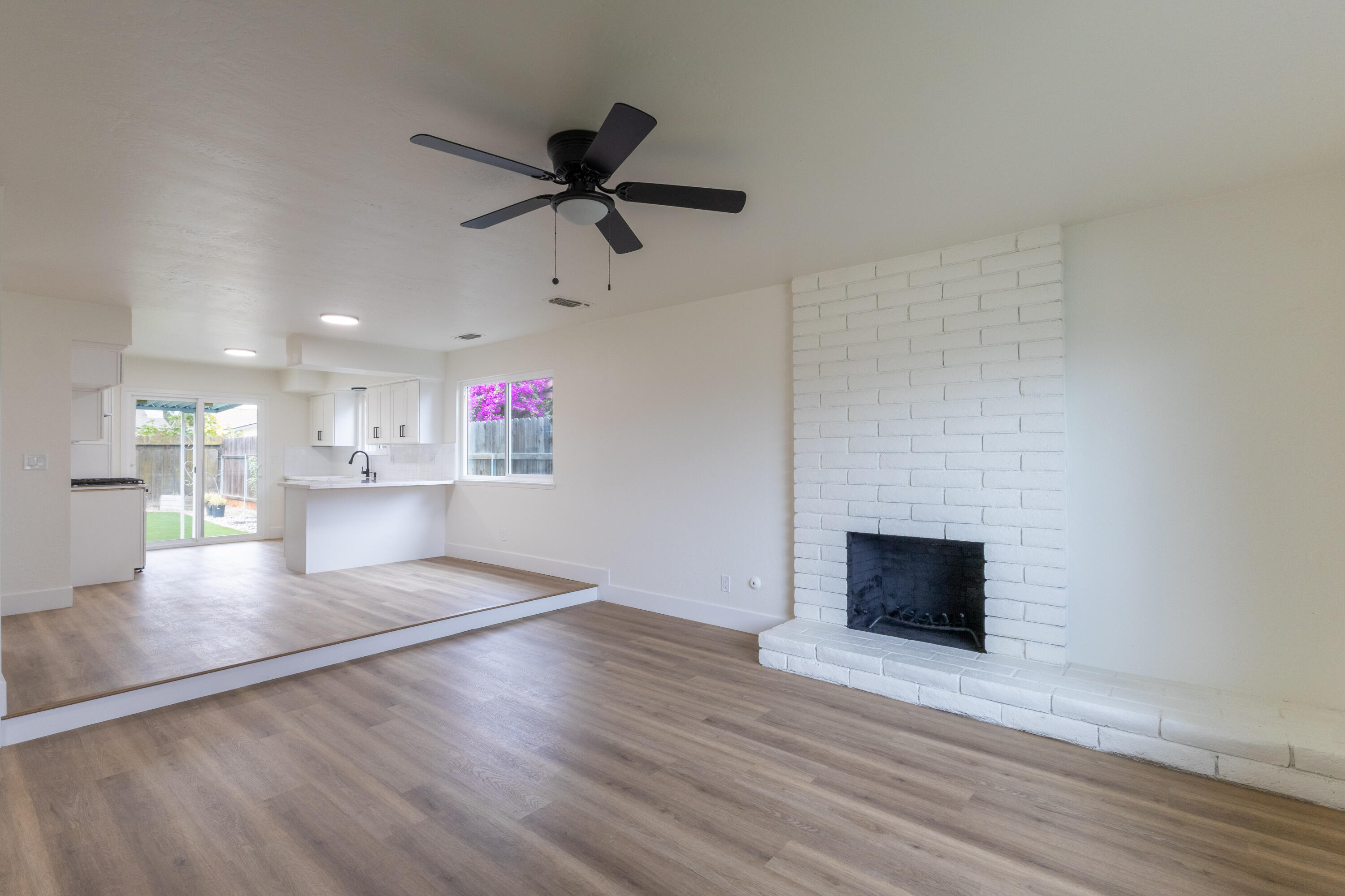 2611 W Sunnyside Ct, Visalia, CA 93277