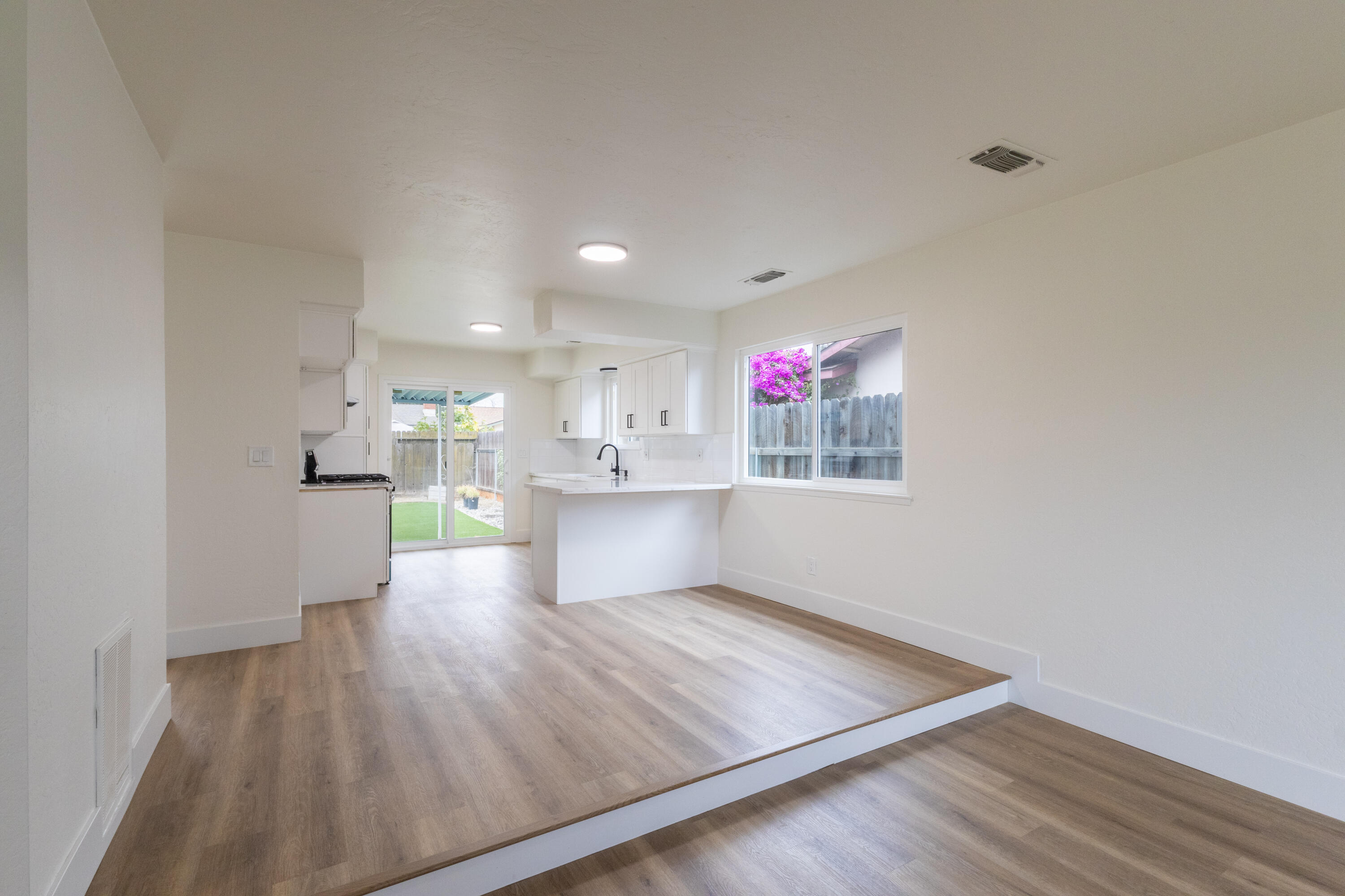 2611 W Sunnyside Ct, Visalia, CA 93277