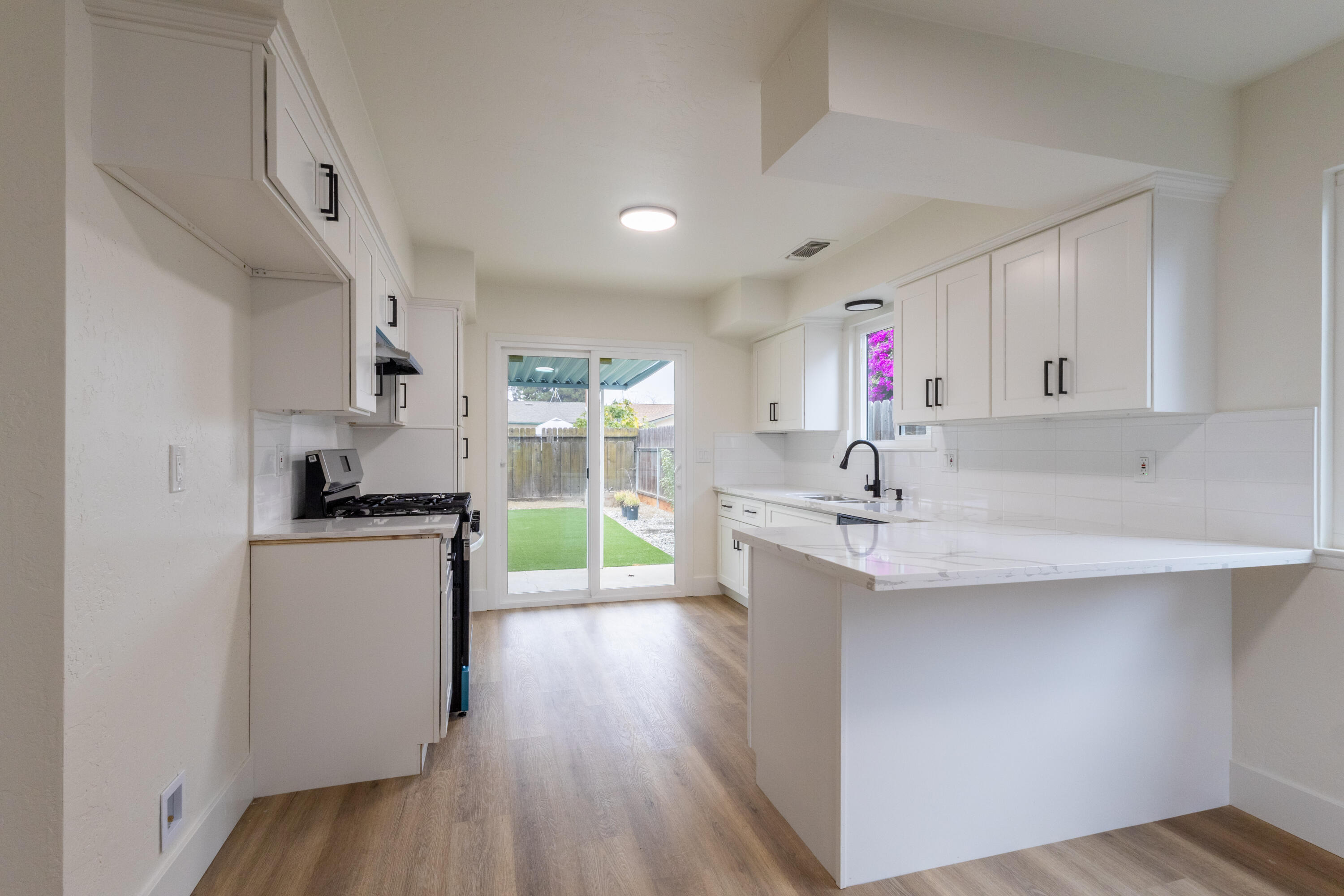 2611 W Sunnyside Ct, Visalia, CA 93277