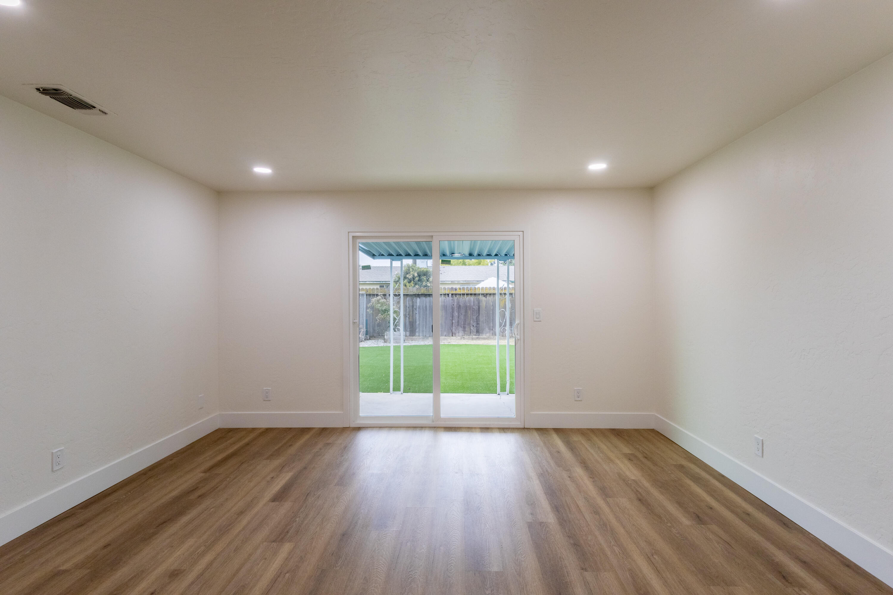 2611 W Sunnyside Ct, Visalia, CA 93277