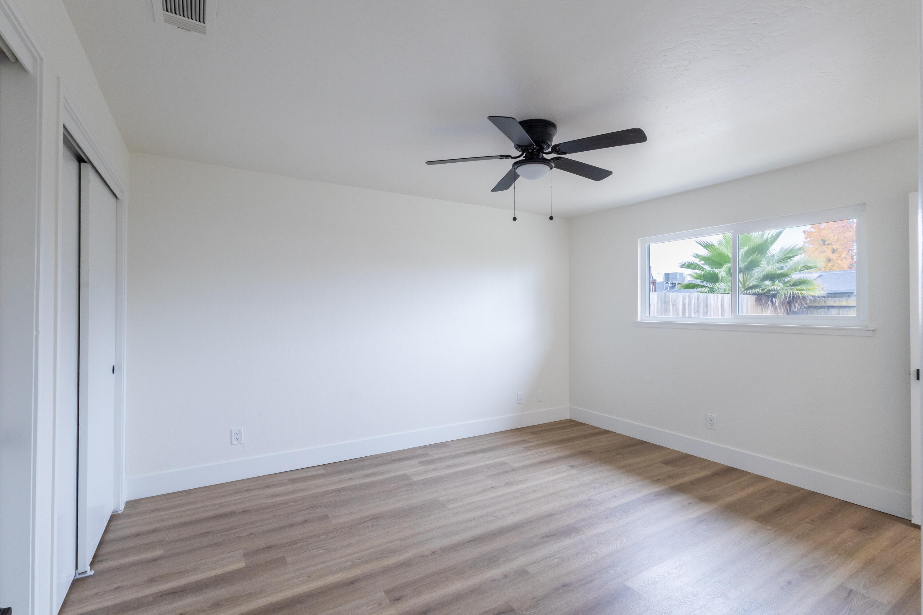 2611 W Sunnyside Ct, Visalia, CA 93277