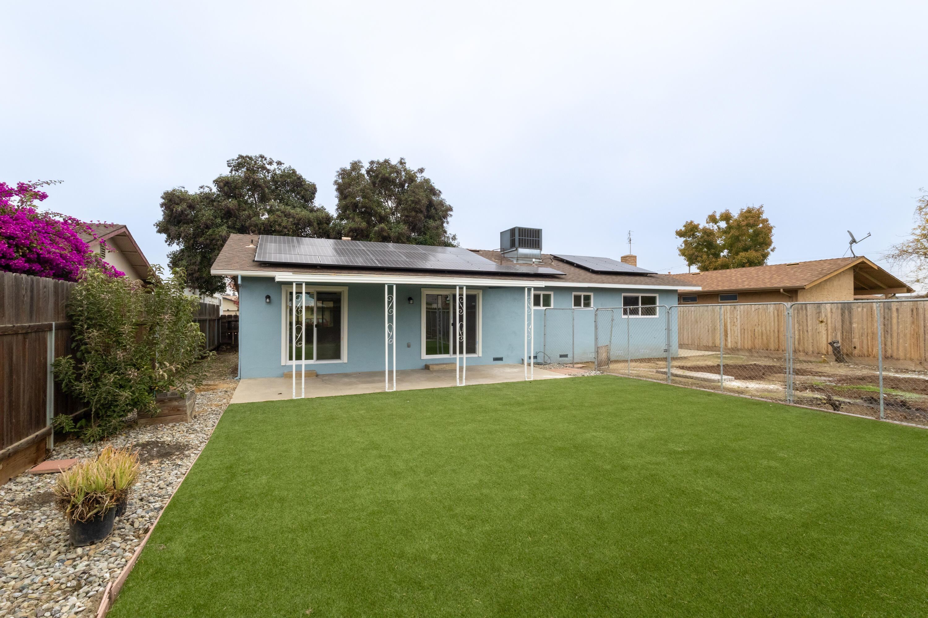 2611 W Sunnyside Ct, Visalia, CA 93277