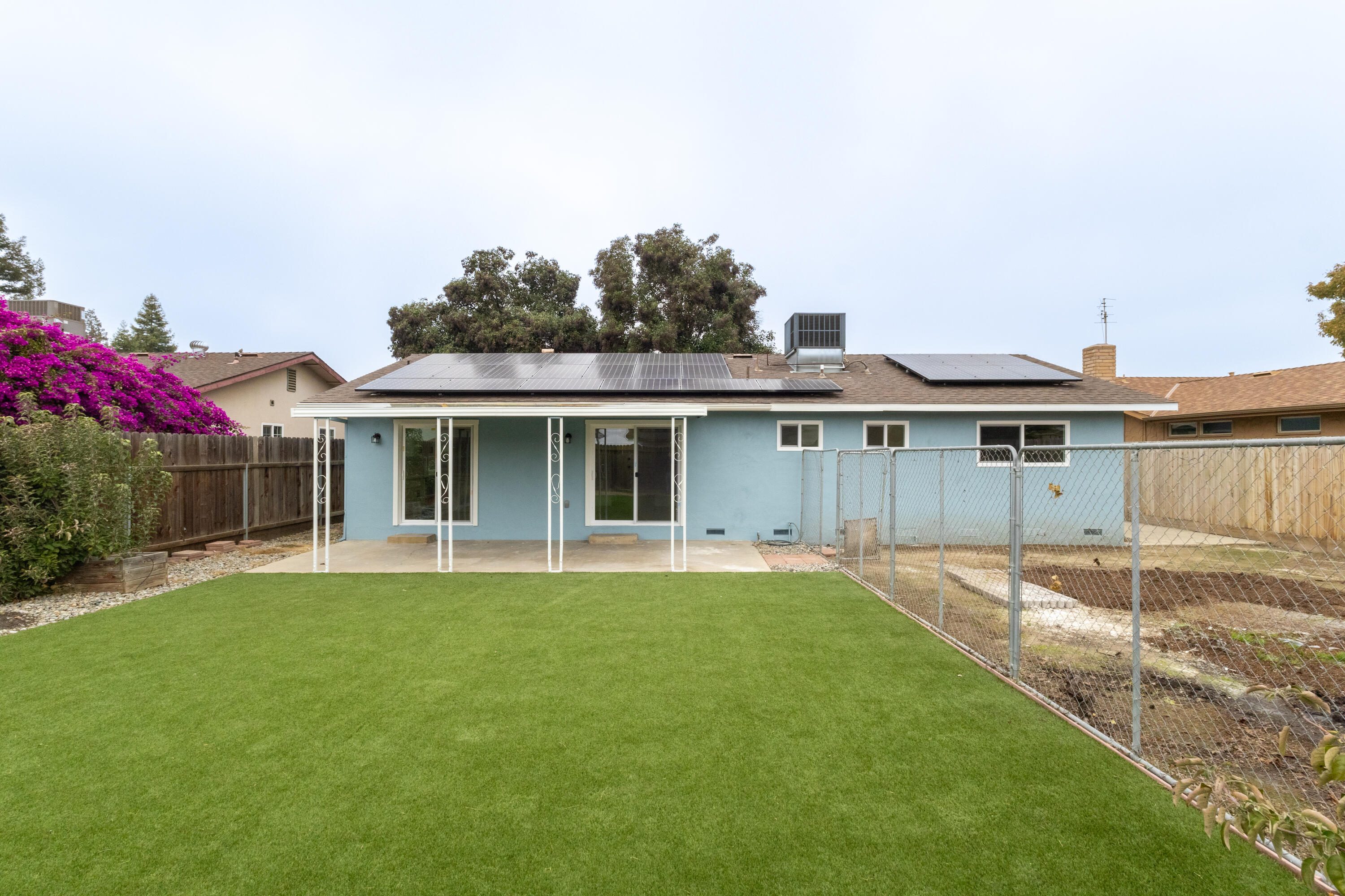 2611 W Sunnyside Ct, Visalia, CA 93277