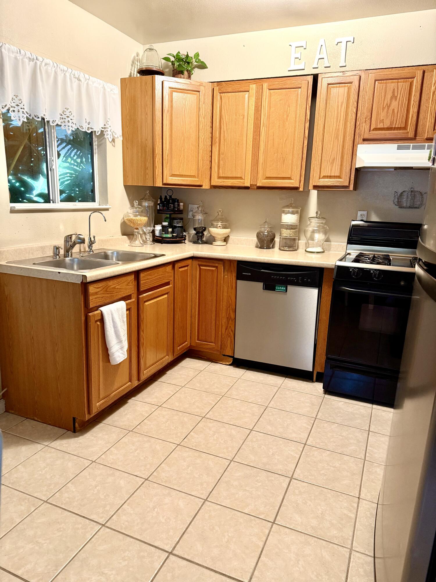 1030 N Stover St, Visalia, CA 93292