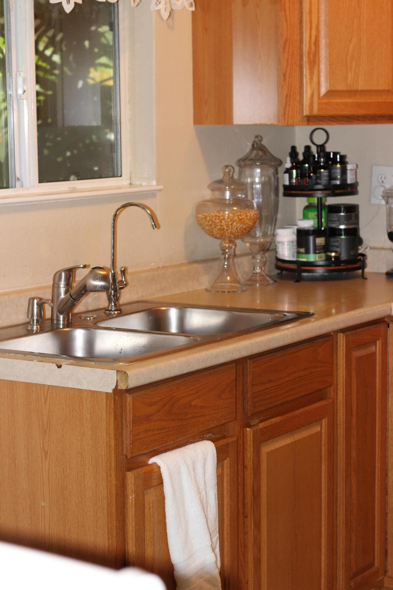 1030 N Stover St, Visalia, CA 93292