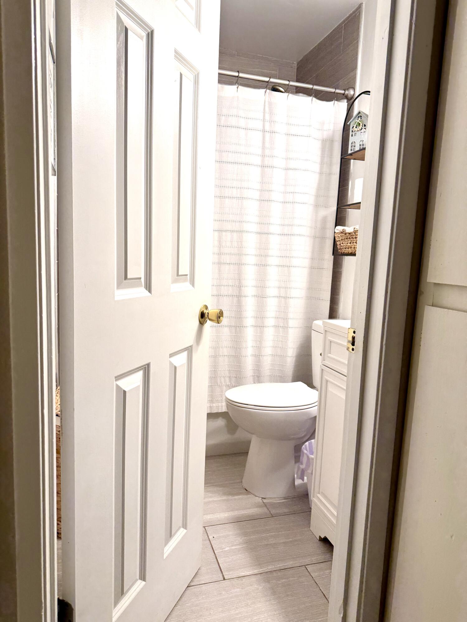 1030 N Stover St, Visalia, CA 93292