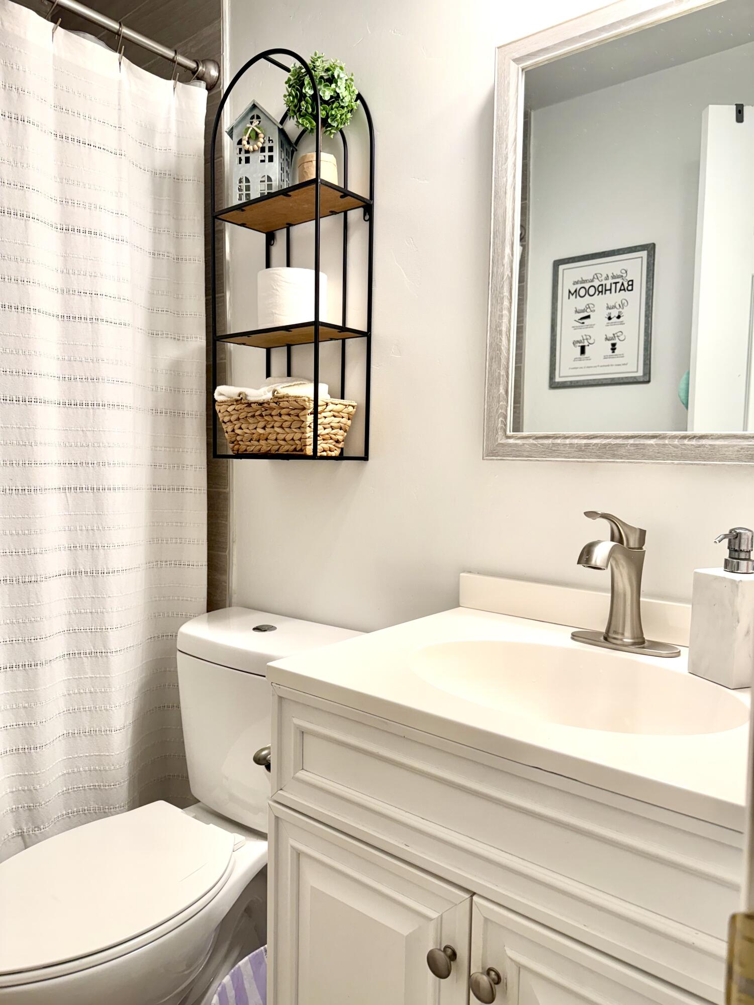 1030 N Stover St, Visalia, CA 93292