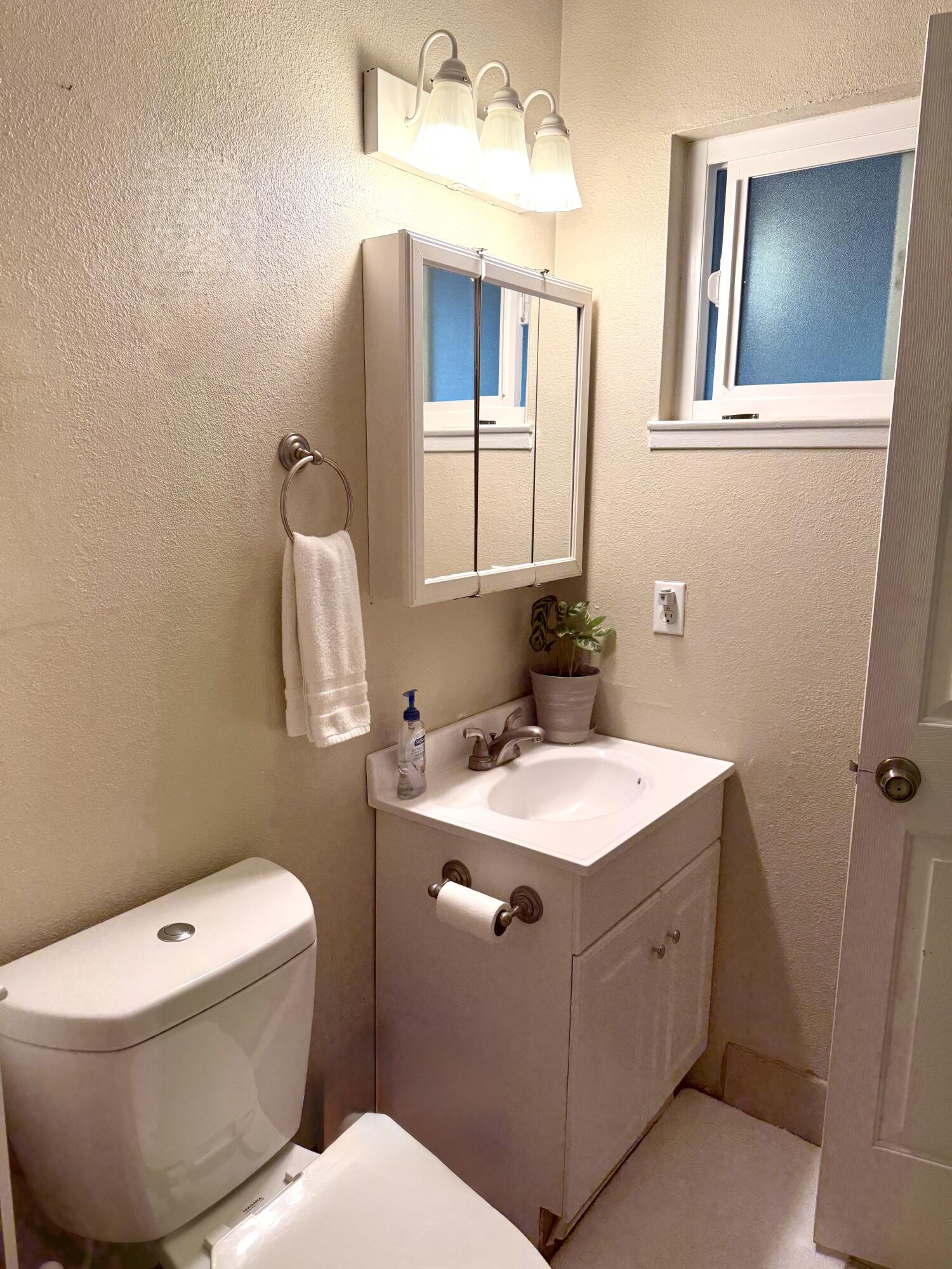 1030 N Stover St, Visalia, CA 93292