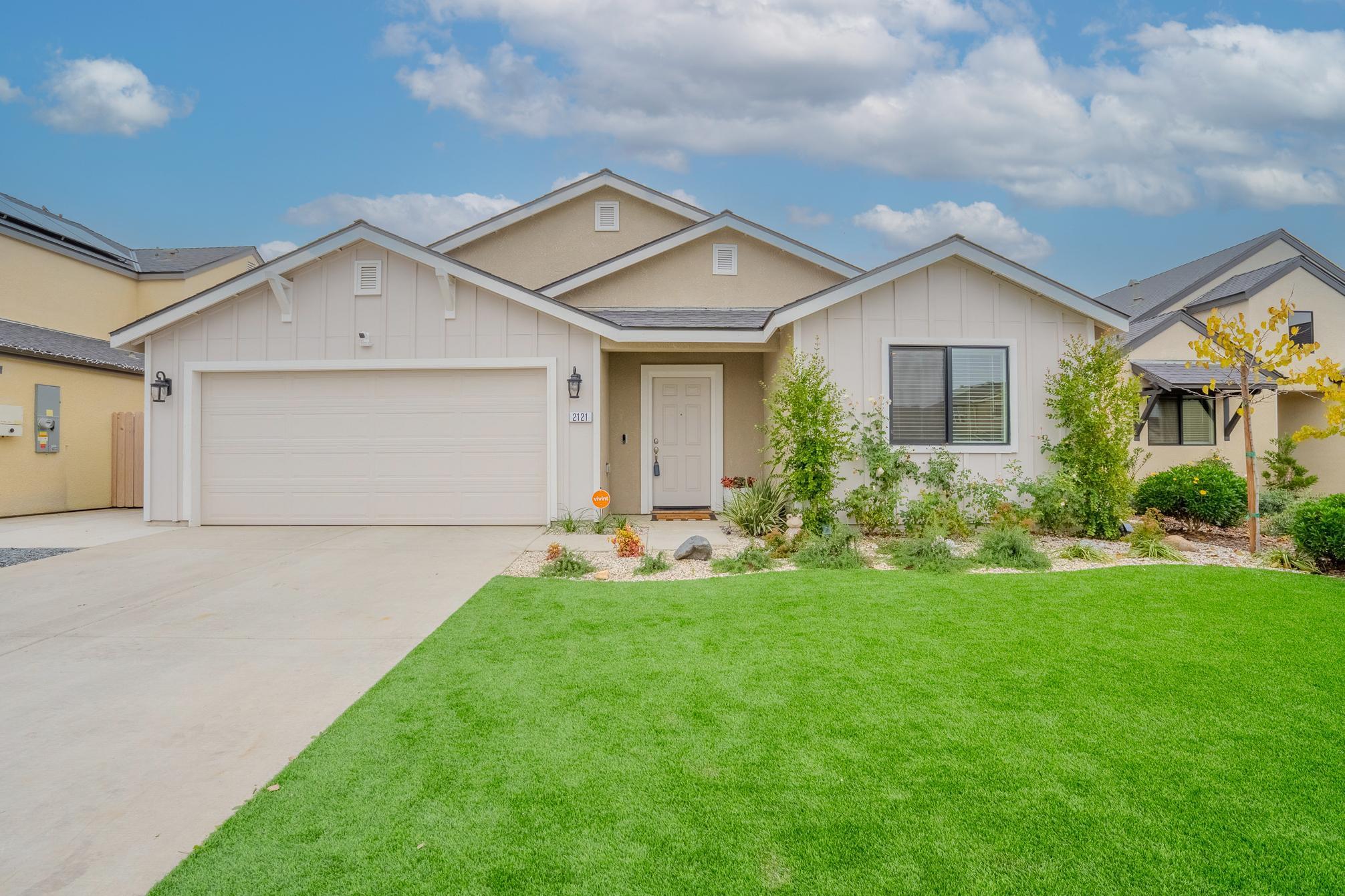 2121 E Oak Ave, Visalia, CA 93292