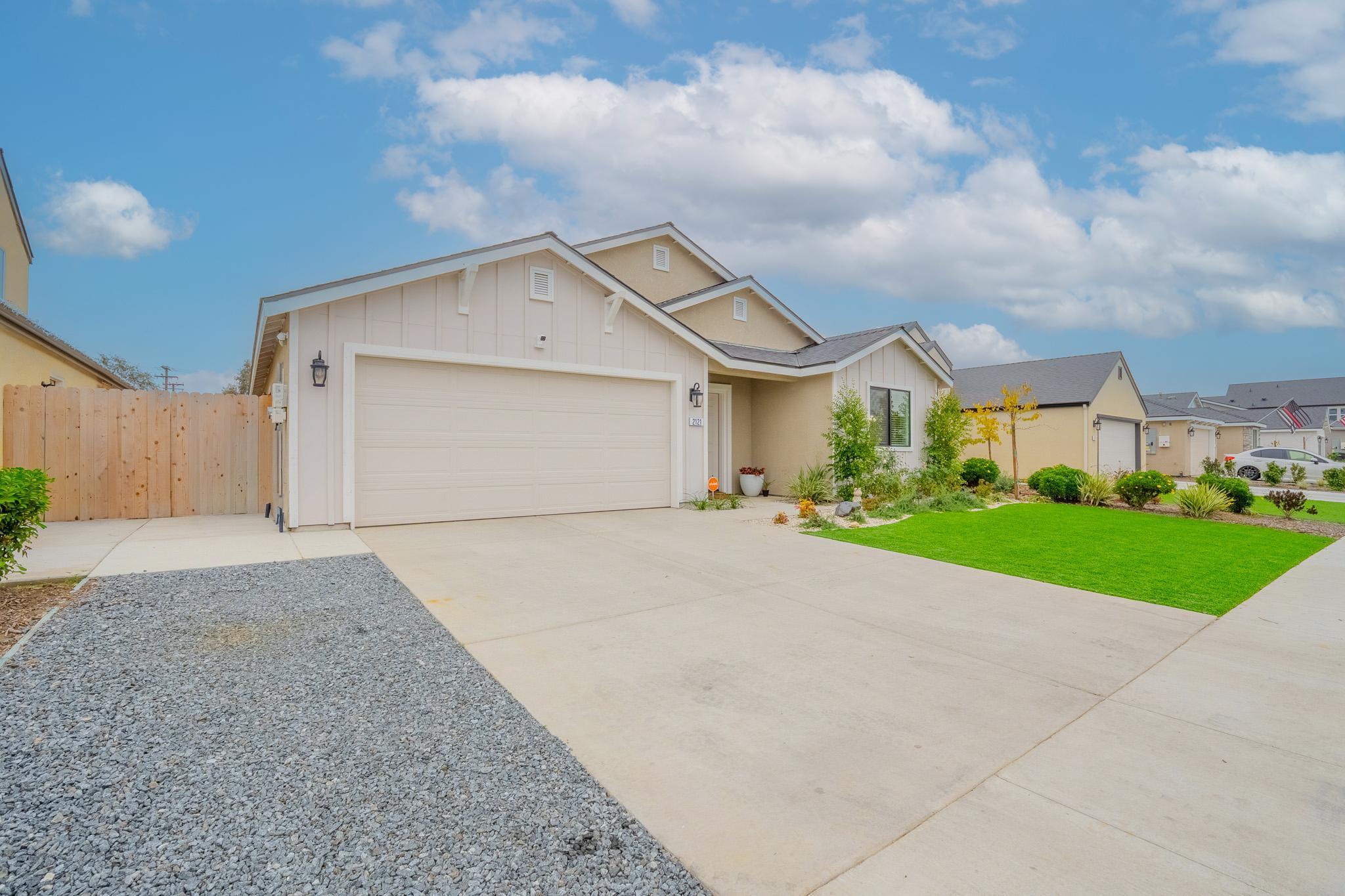 2121 E Oak Ave, Visalia, CA 93292