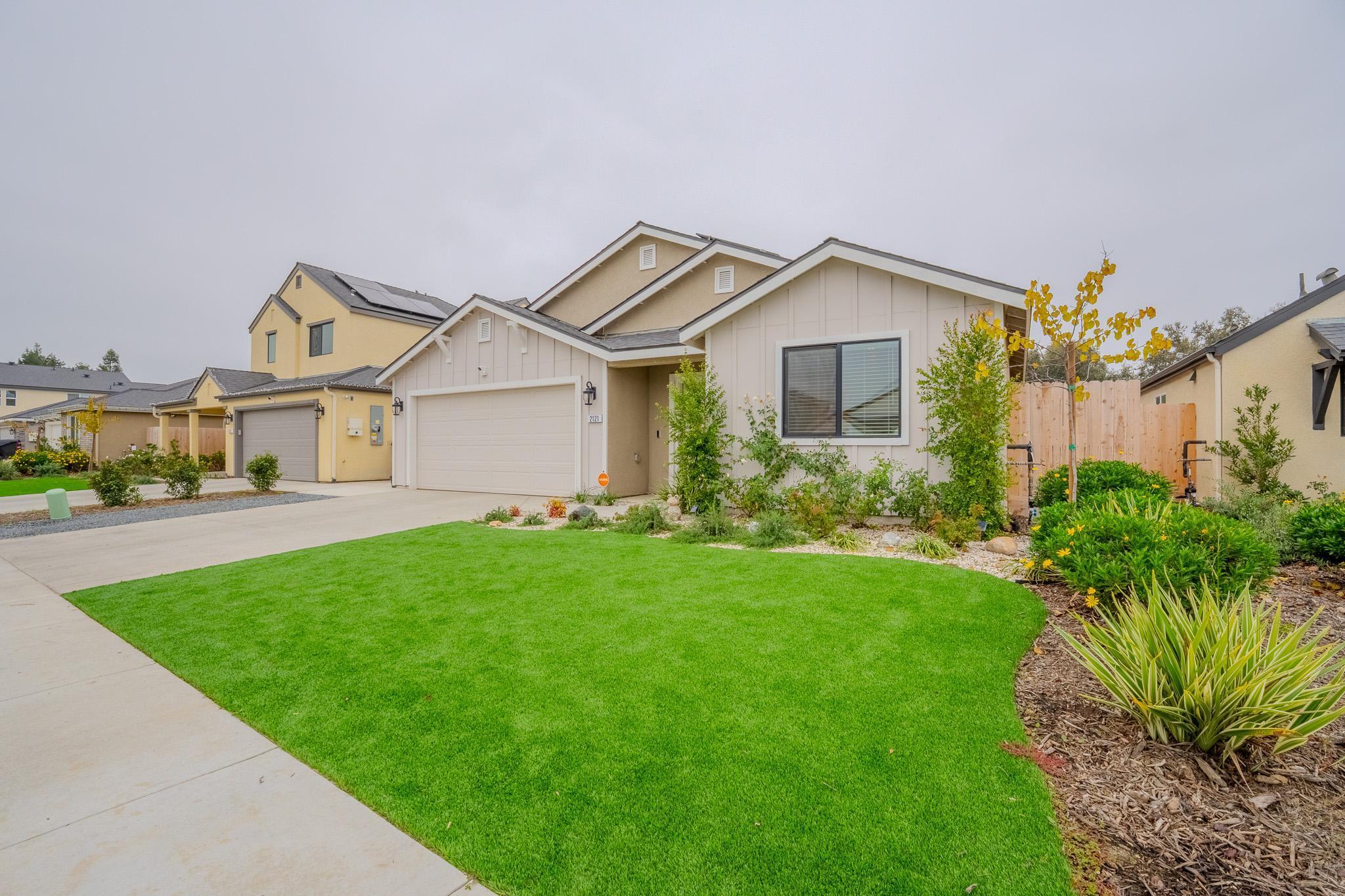 2121 E Oak Ave, Visalia, CA 93292