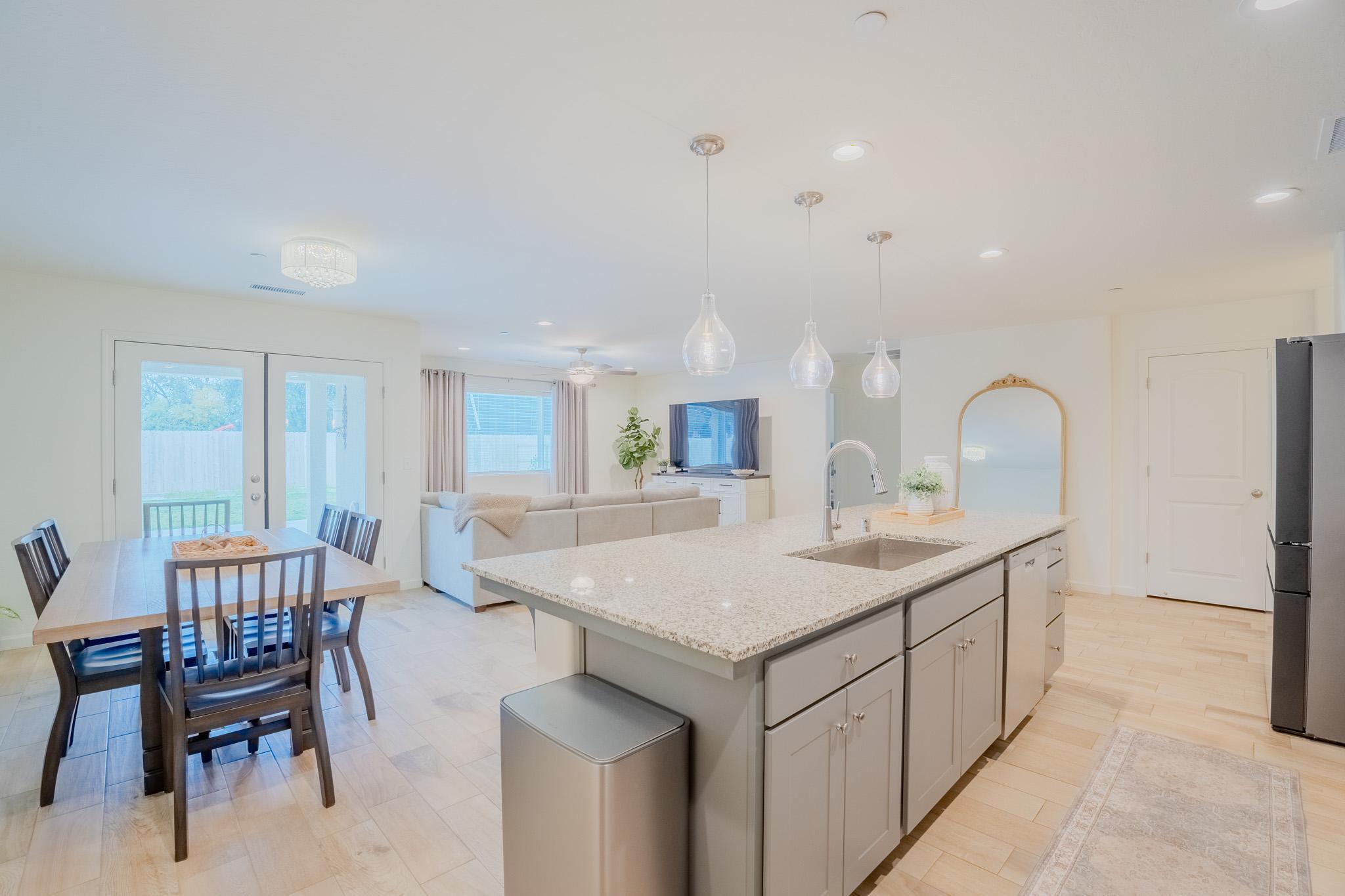 2121 E Oak Ave, Visalia, CA 93292