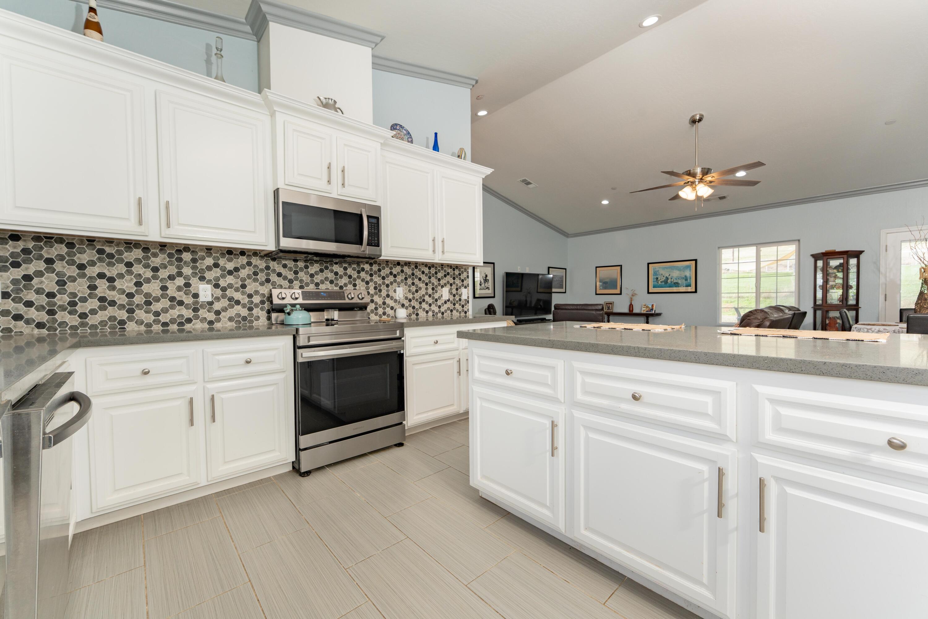 16605 Deer Creek Dr, Springville, CA 93265