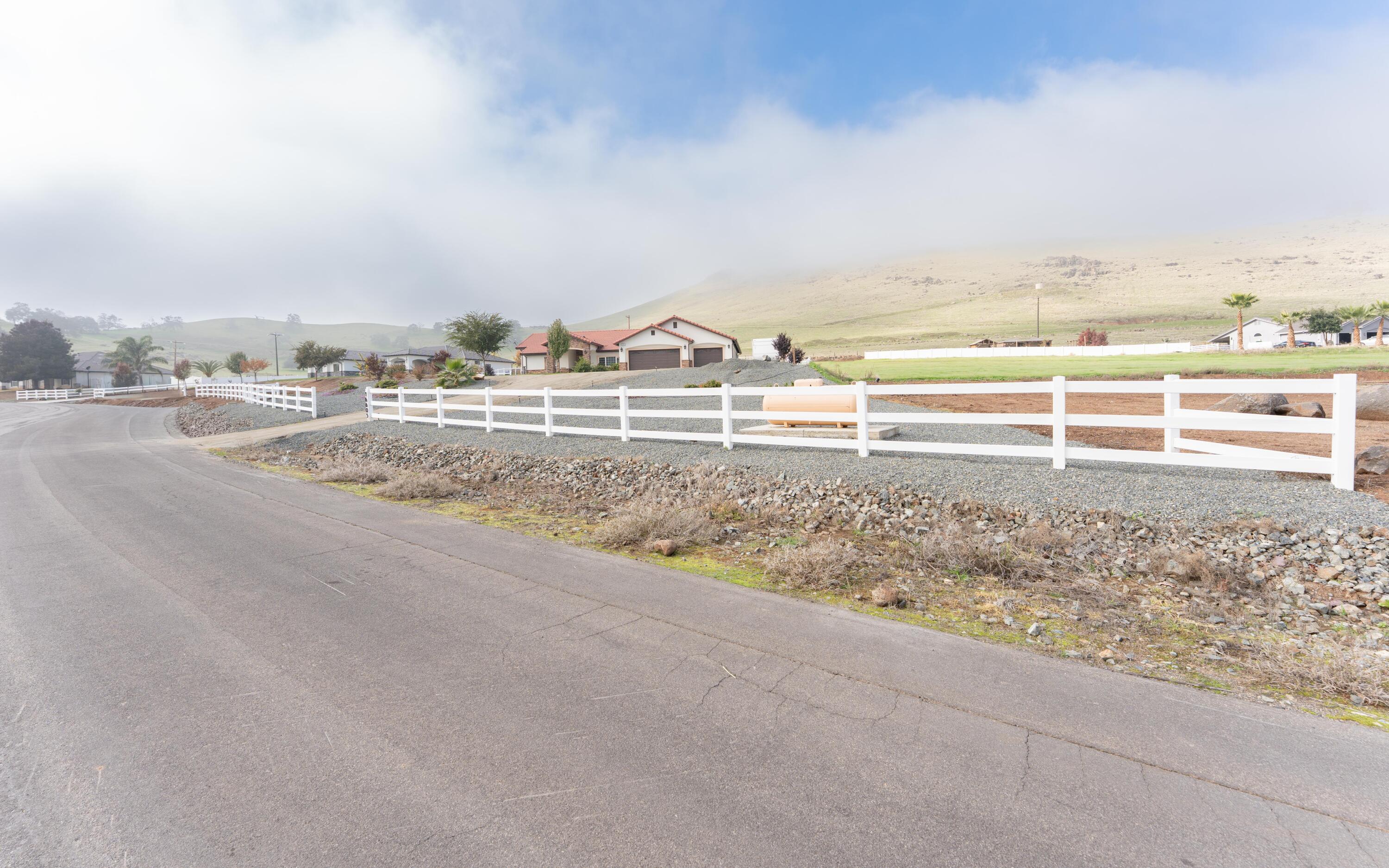 16605 Deer Creek Dr, Springville, CA 93265
