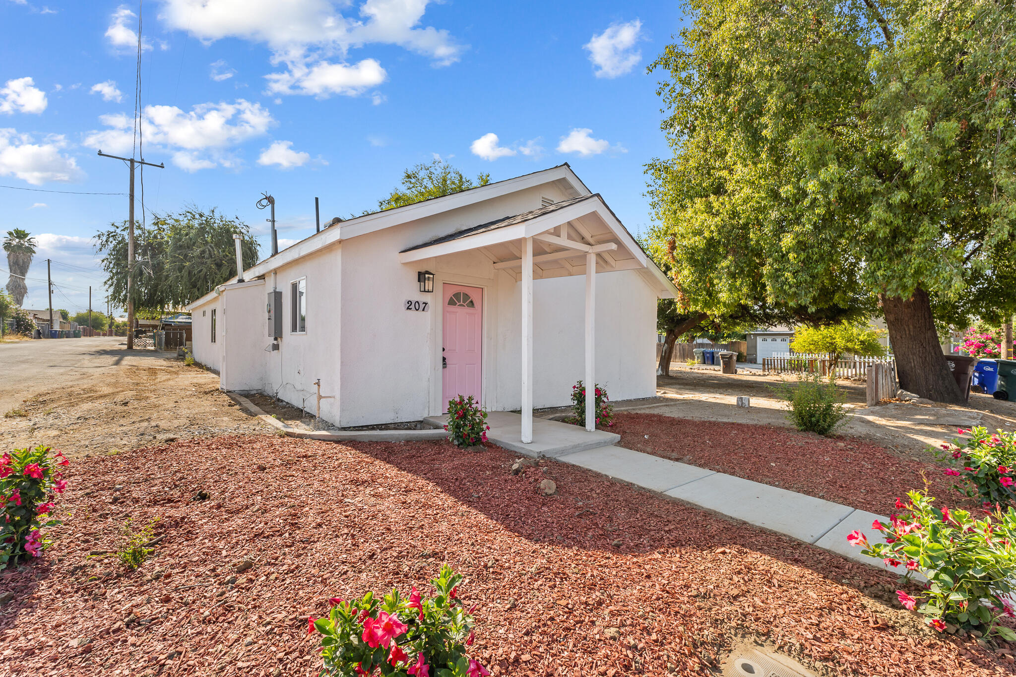 207 Pleasant St, Lindsay, CA 93247
